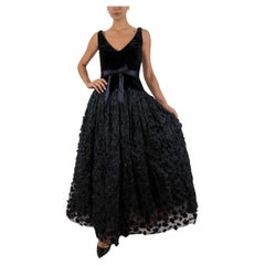 1990S Robe de bal en velours et organza de soie noire recouverte de fleurs brodées