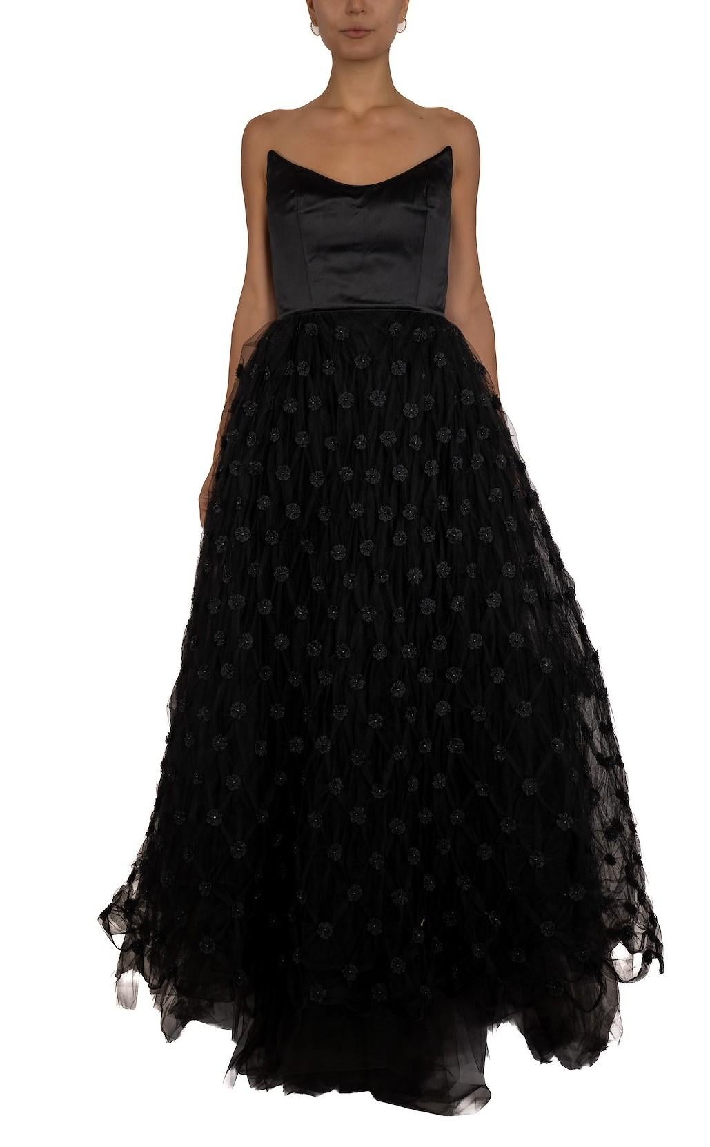 Noir 1990S Robe noire à bretelles en satin de soie et jupe en tulle géant avec fleurs en vente
