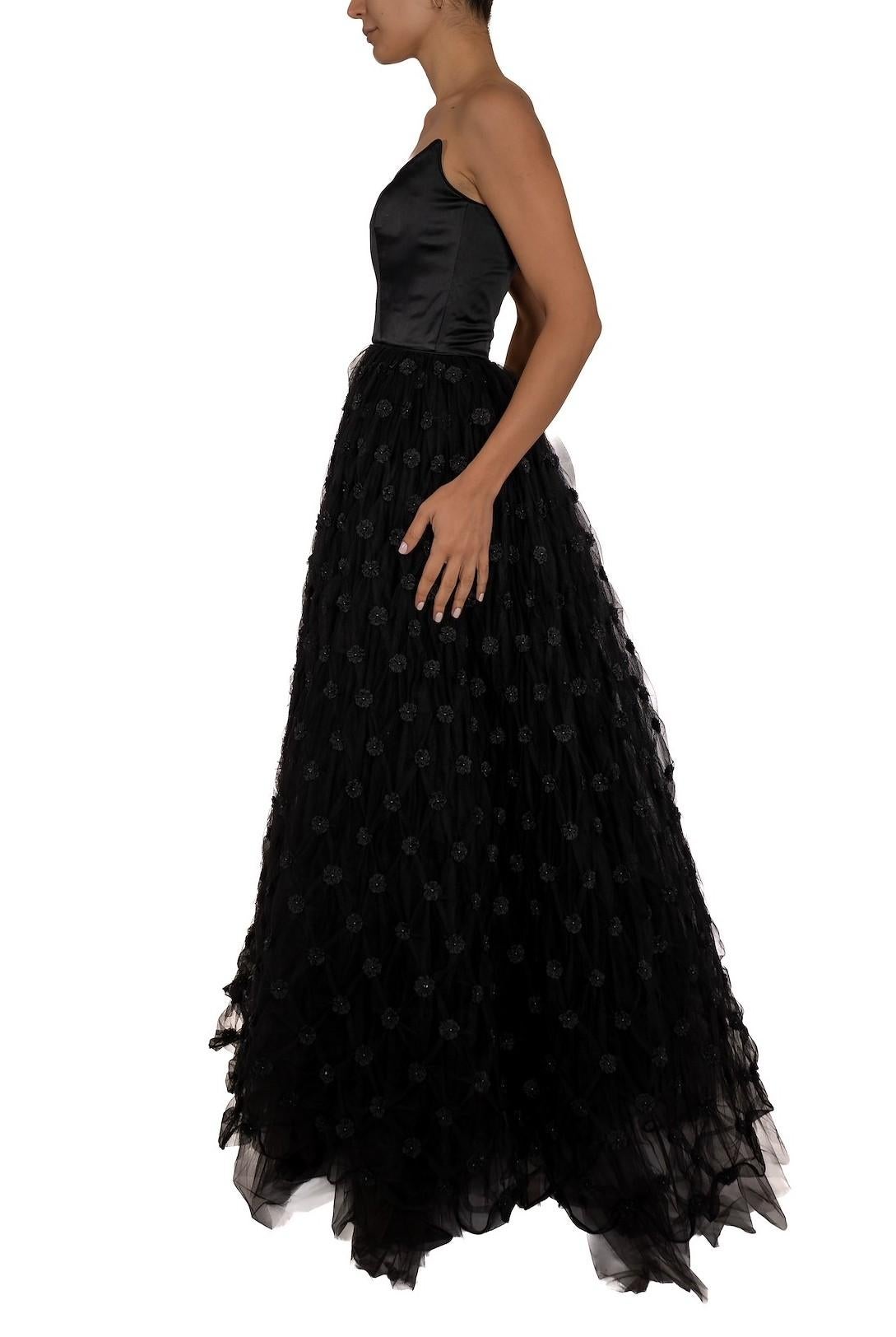 1990S Robe noire à bretelles en satin de soie et jupe en tulle géant avec fleurs Bon état - En vente à New York, NY