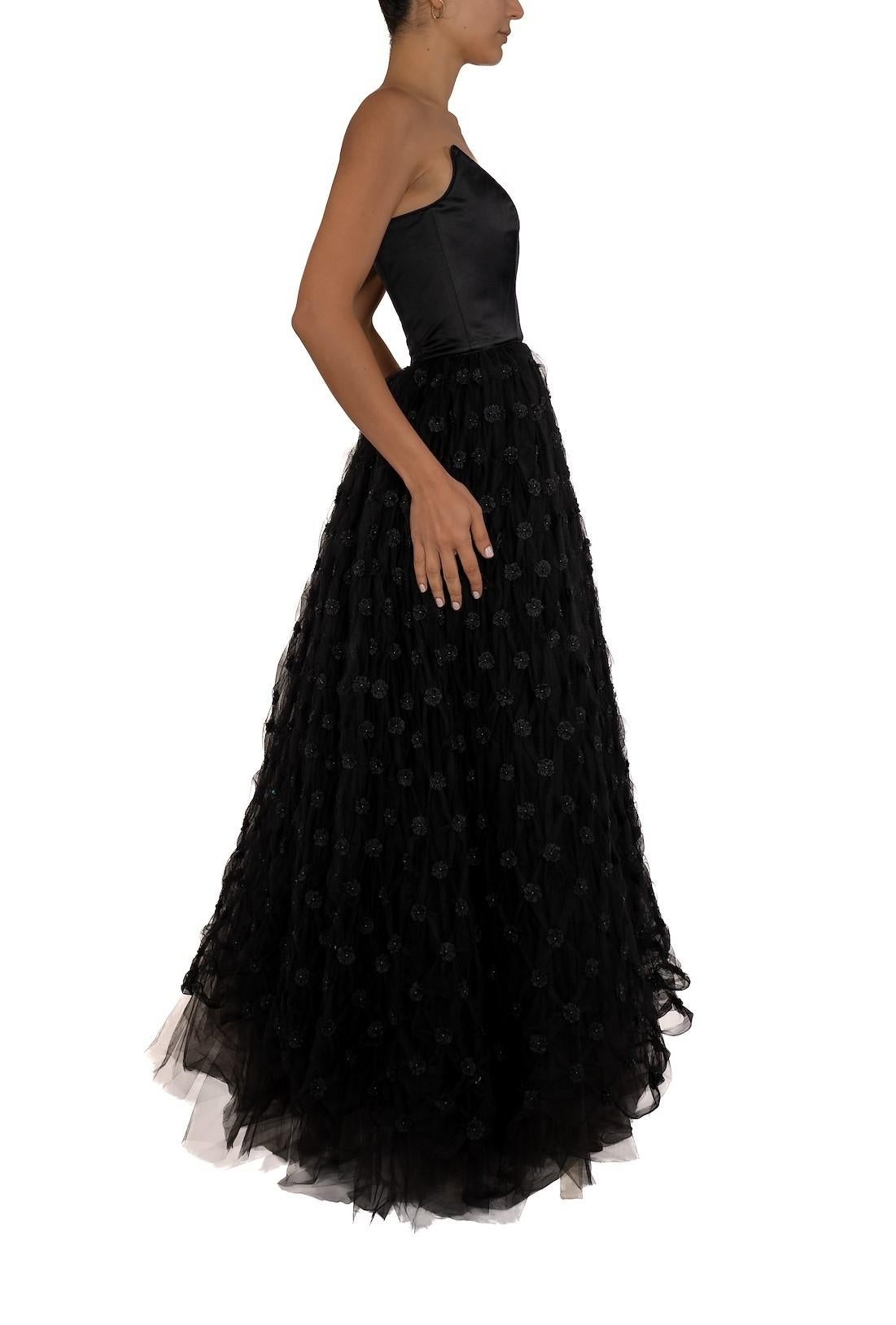1990S Robe noire à bretelles en satin de soie et jupe en tulle géant avec fleurs en vente 1