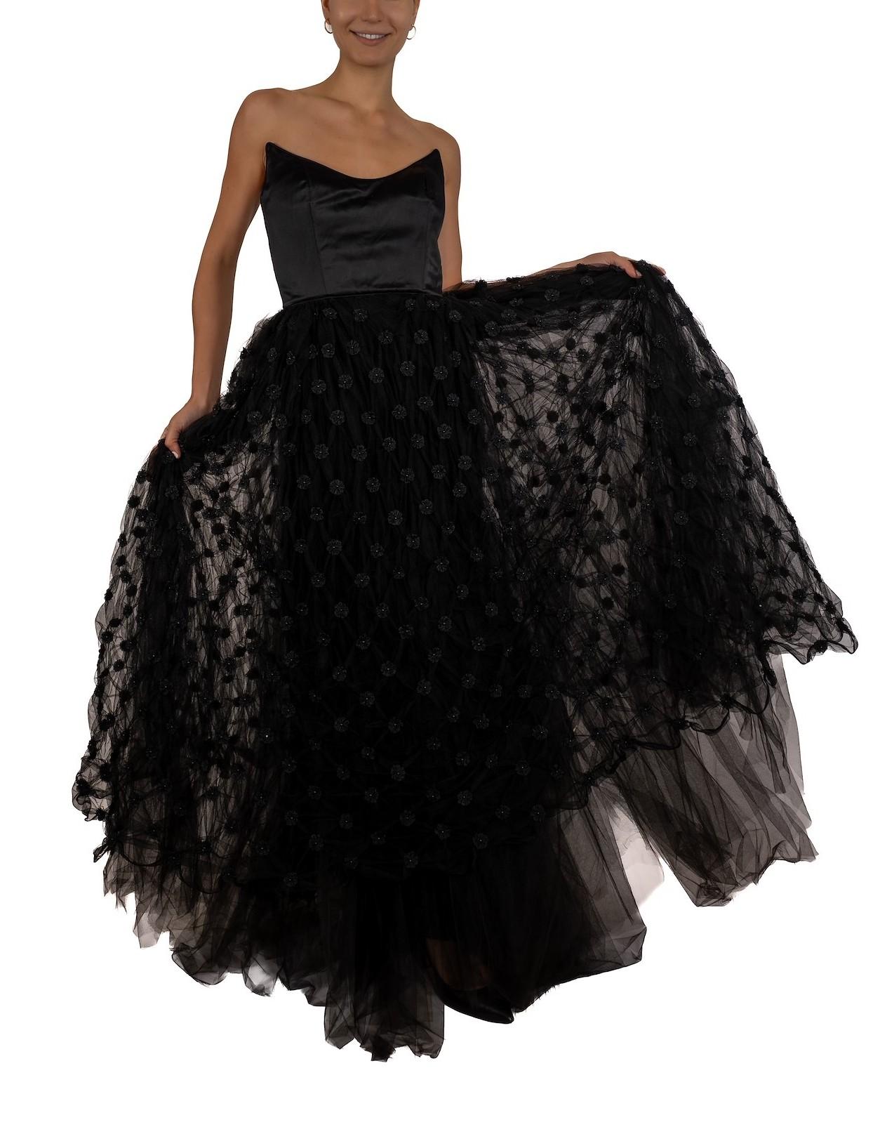 1990S Robe noire à bretelles en satin de soie et jupe en tulle géant avec fleurs en vente 3