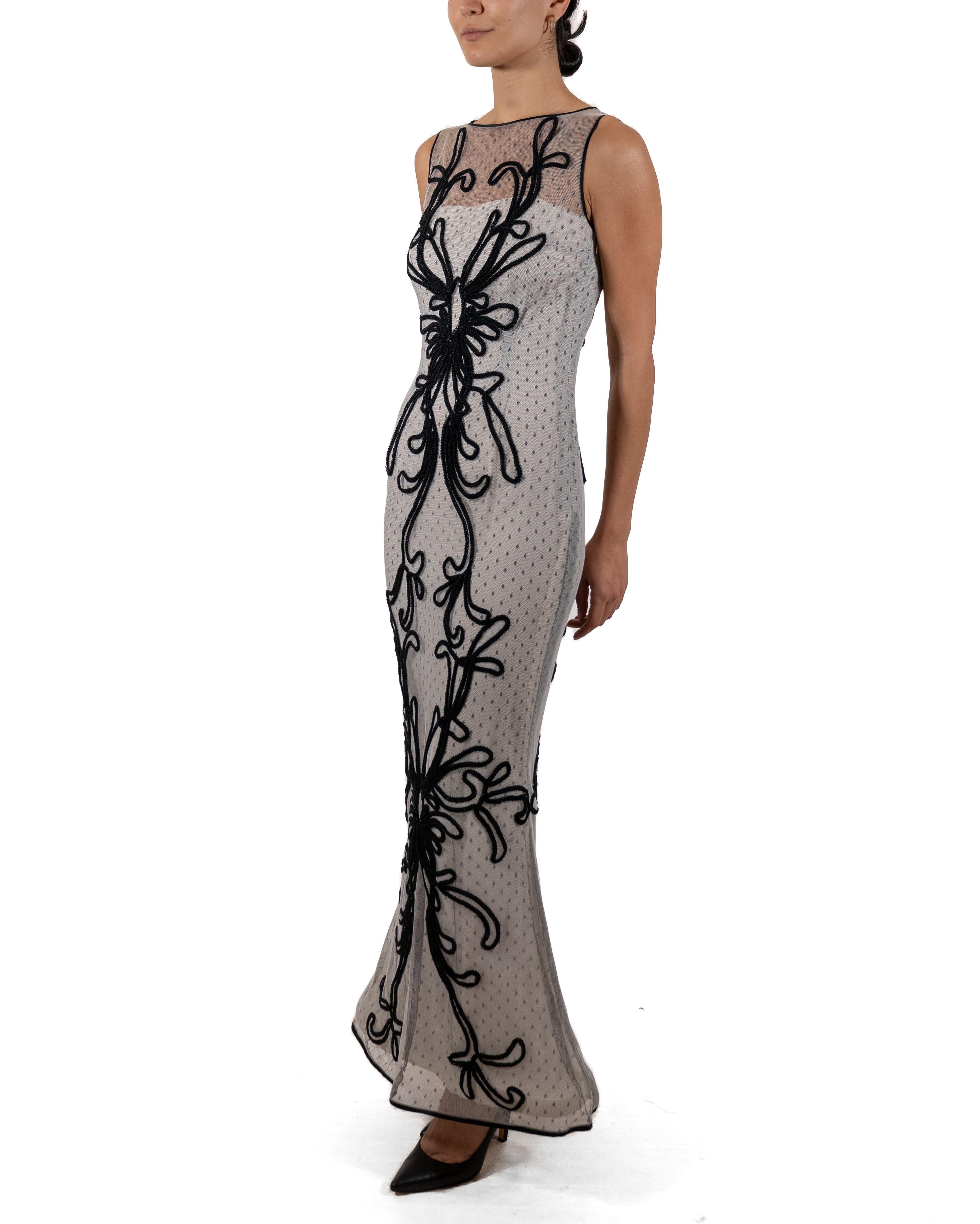 Dieses Kleid trägt kein Label, aber die Menge an Handarbeit deutet auf Haute Couture oder Maßanfertigung hin, vollständig in Seide gefüttert. 1990S Schwarz-weißes Kleid aus Seidennetz, bestickt mit übergroßer Flechtborte 