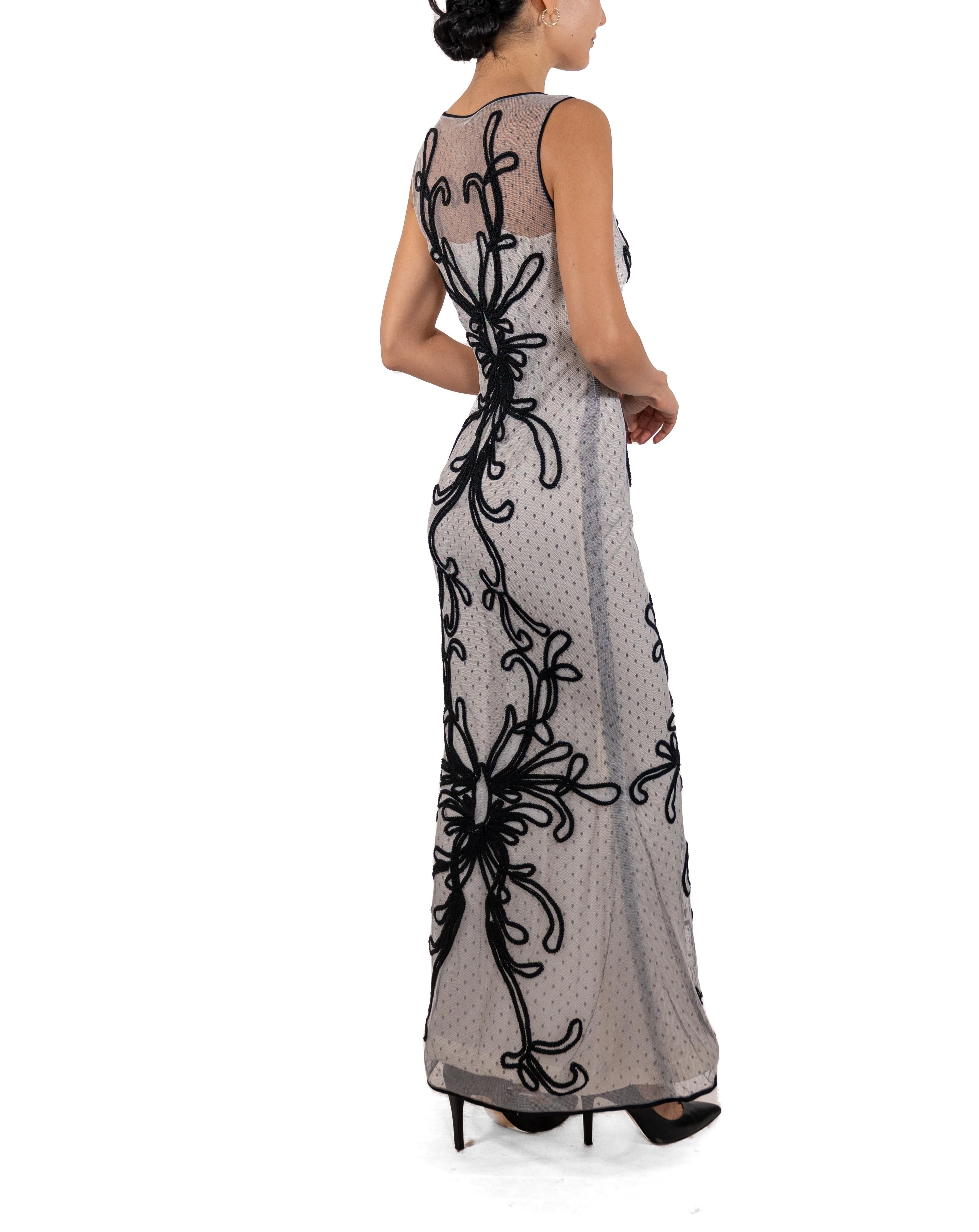 1990S Schwarz-weißes Seidennetzkleid mit übergroßer Bortenverzierung bestickt im Angebot 1