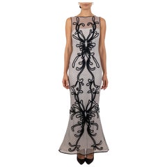 1990S Schwarz-weißes Seidennetzkleid mit übergroßer Bortenverzierung bestickt