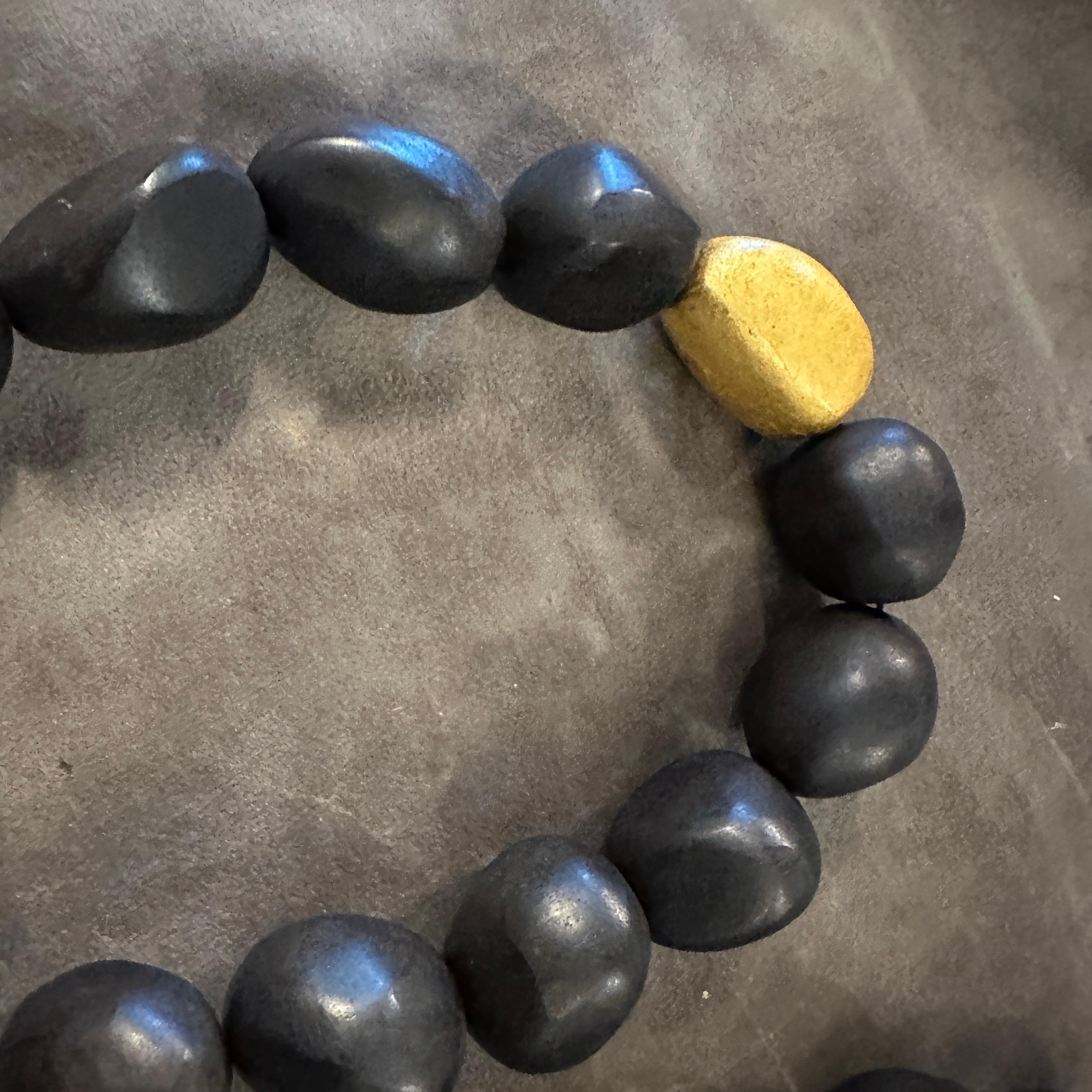 Collar de madera negra y latón dorado de los años 90, de Monies en venta 6