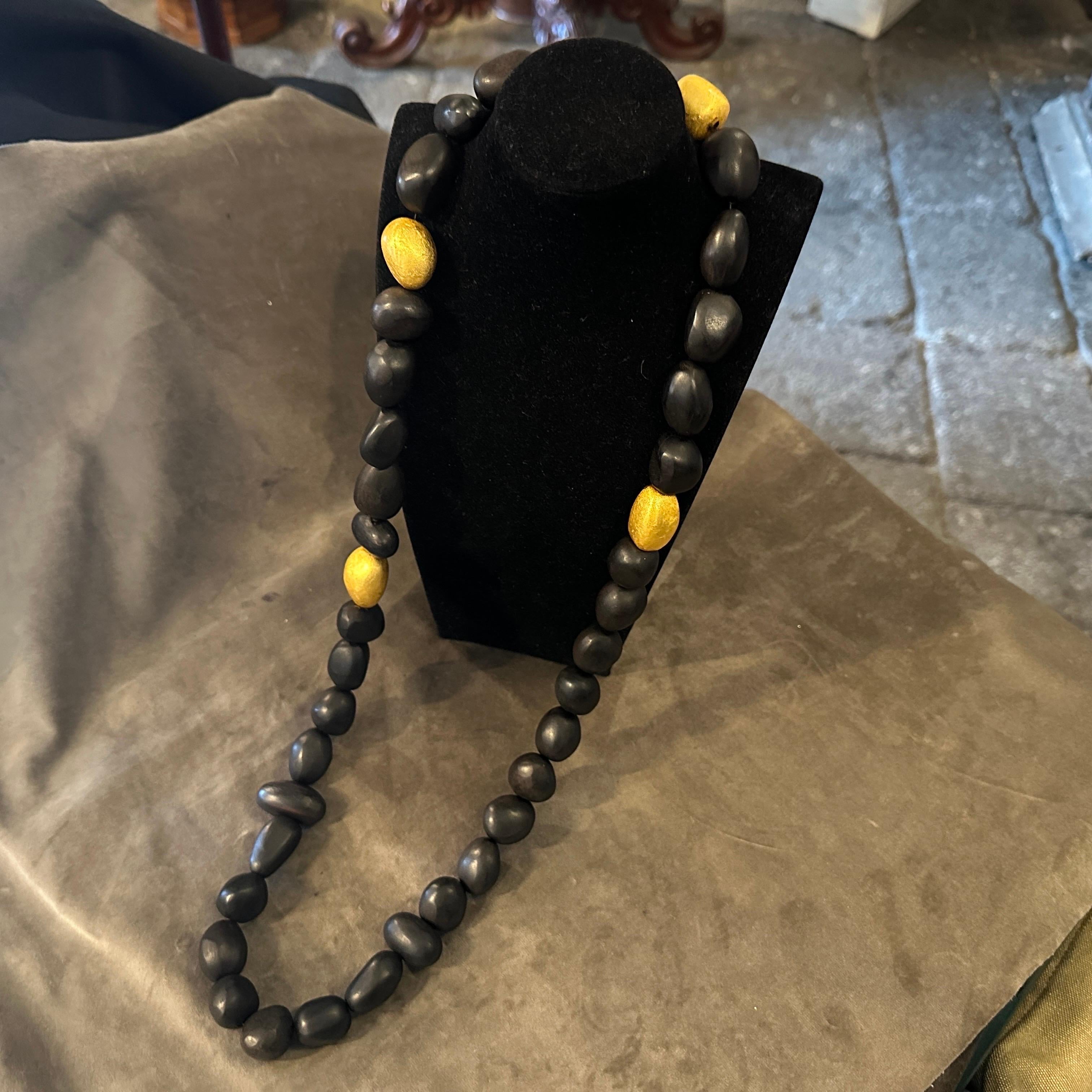 Collar de madera negra y latón dorado de los años 90, de Monies Moderno en venta