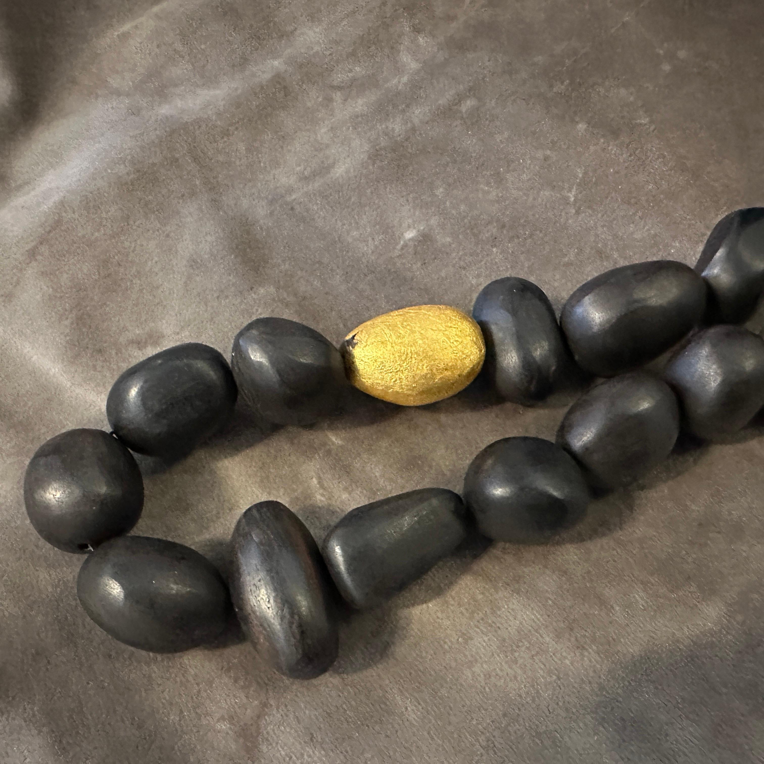 Collar de madera negra y latón dorado de los años 90, de Monies en Excelente estado para la venta en Aci Castello, IT