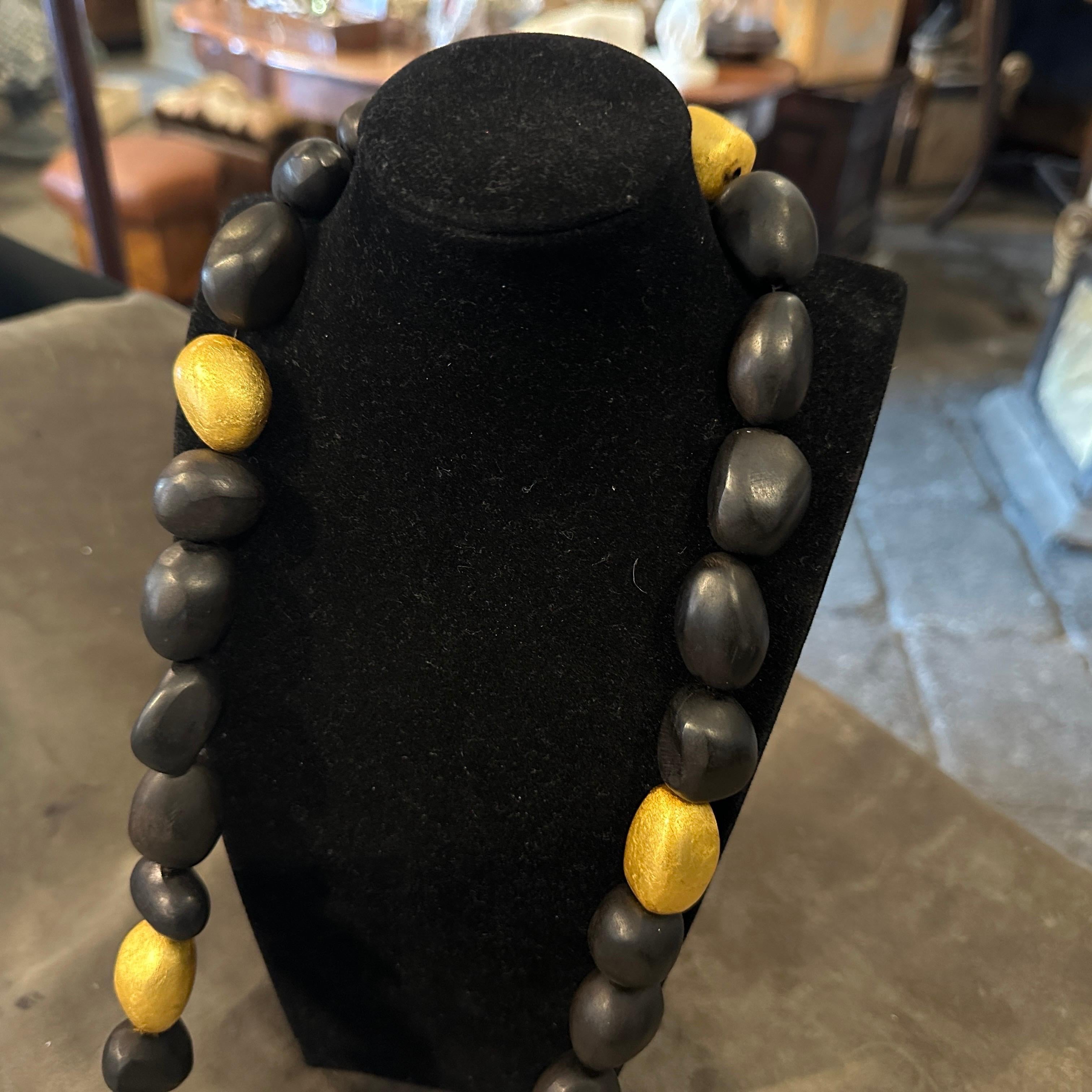 Collar de madera negra y latón dorado de los años 90, de Monies en venta 1