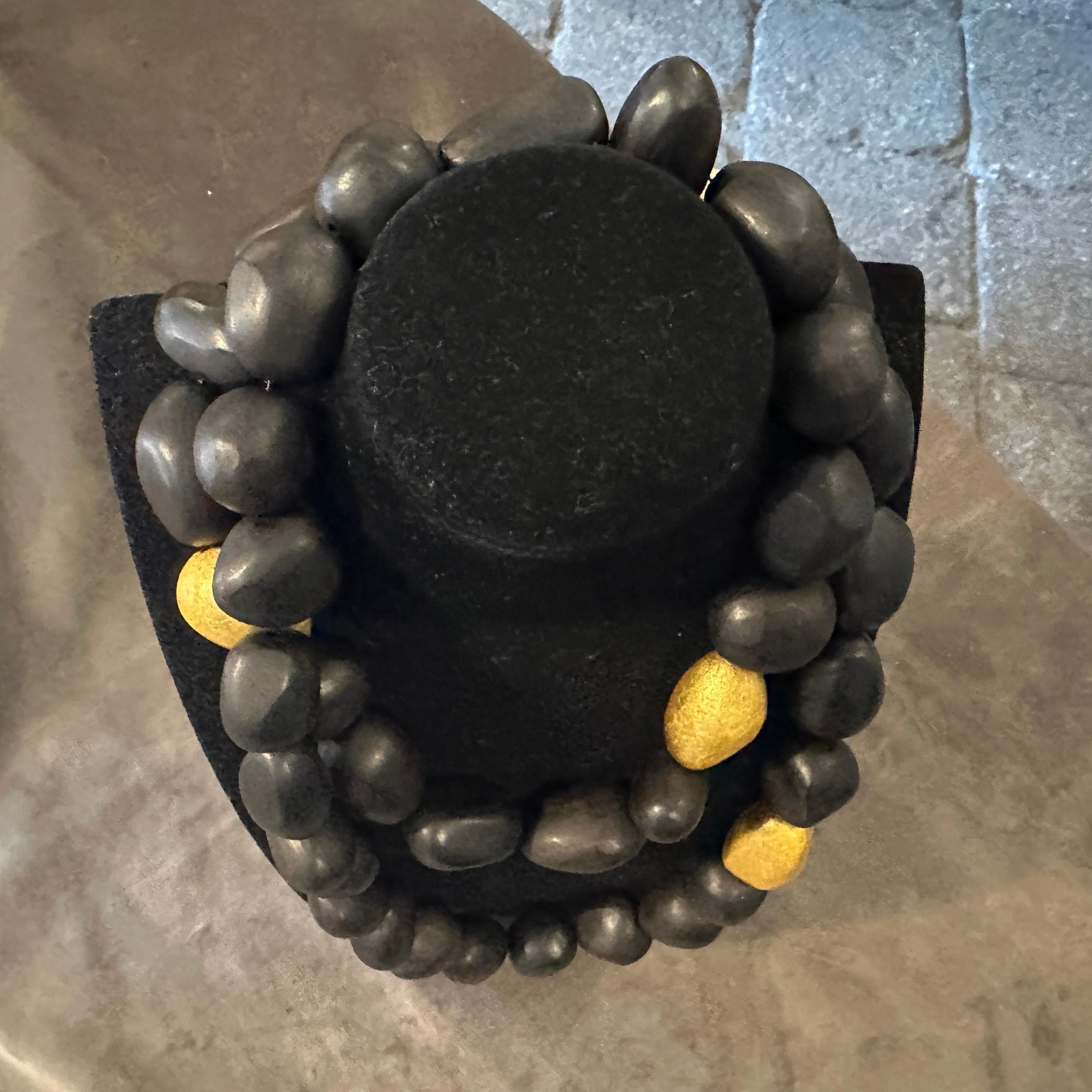 Collar de madera negra y latón dorado de los años 90, de Monies en venta 2
