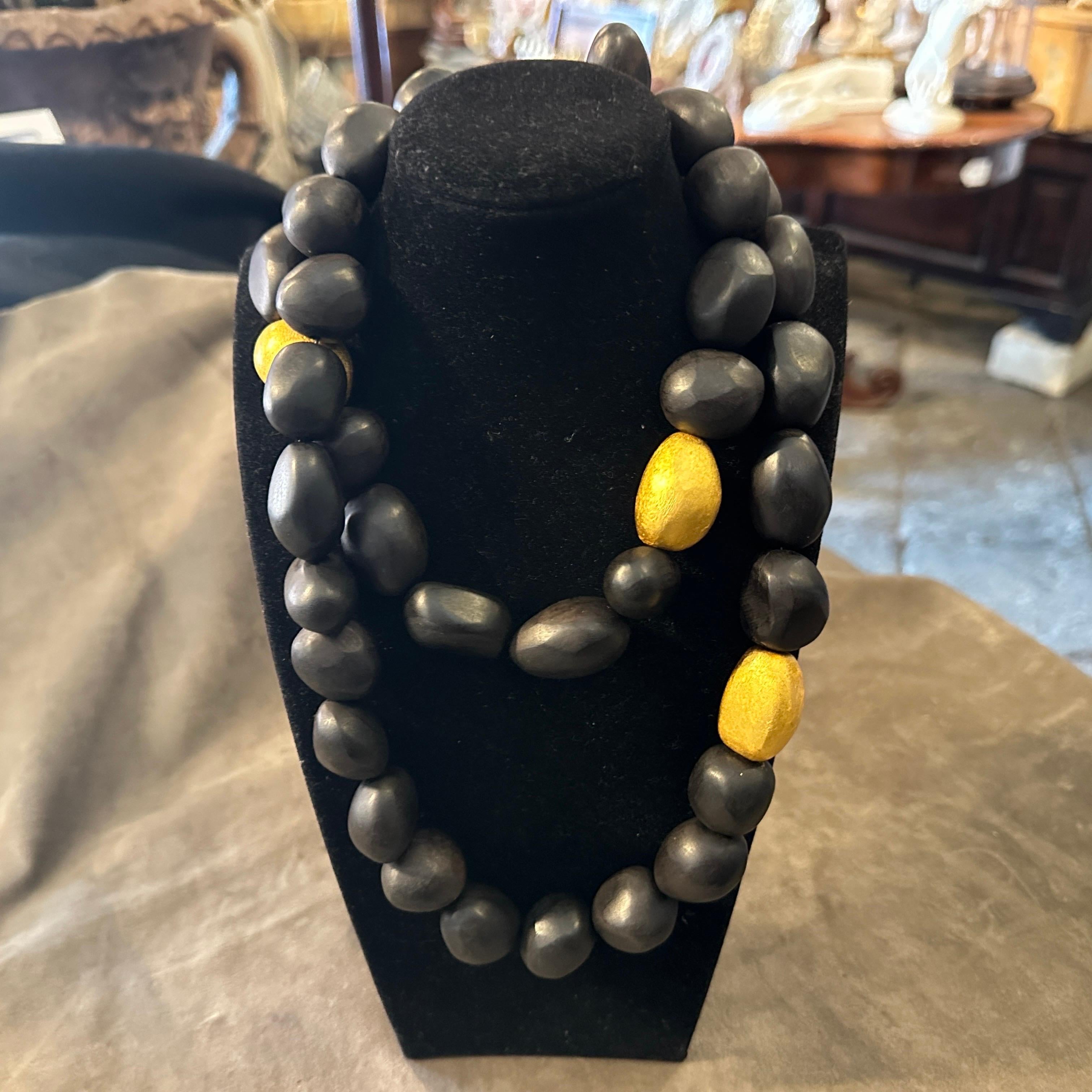 Collar de madera negra y latón dorado de los años 90, de Monies en venta 3