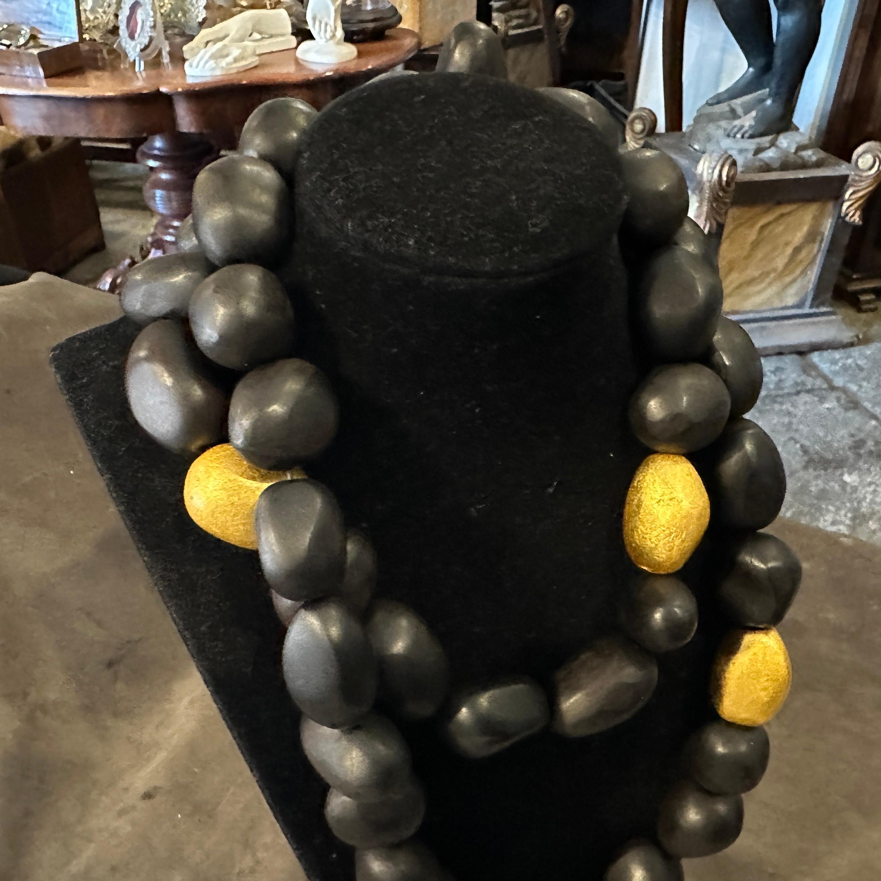 Collar de madera negra y latón dorado de los años 90, de Monies en venta 4