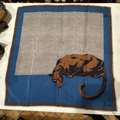 Pañuelo Pantera de seda azul y marrón de los años 90 Por Mariuccia Mandelli para Krizia