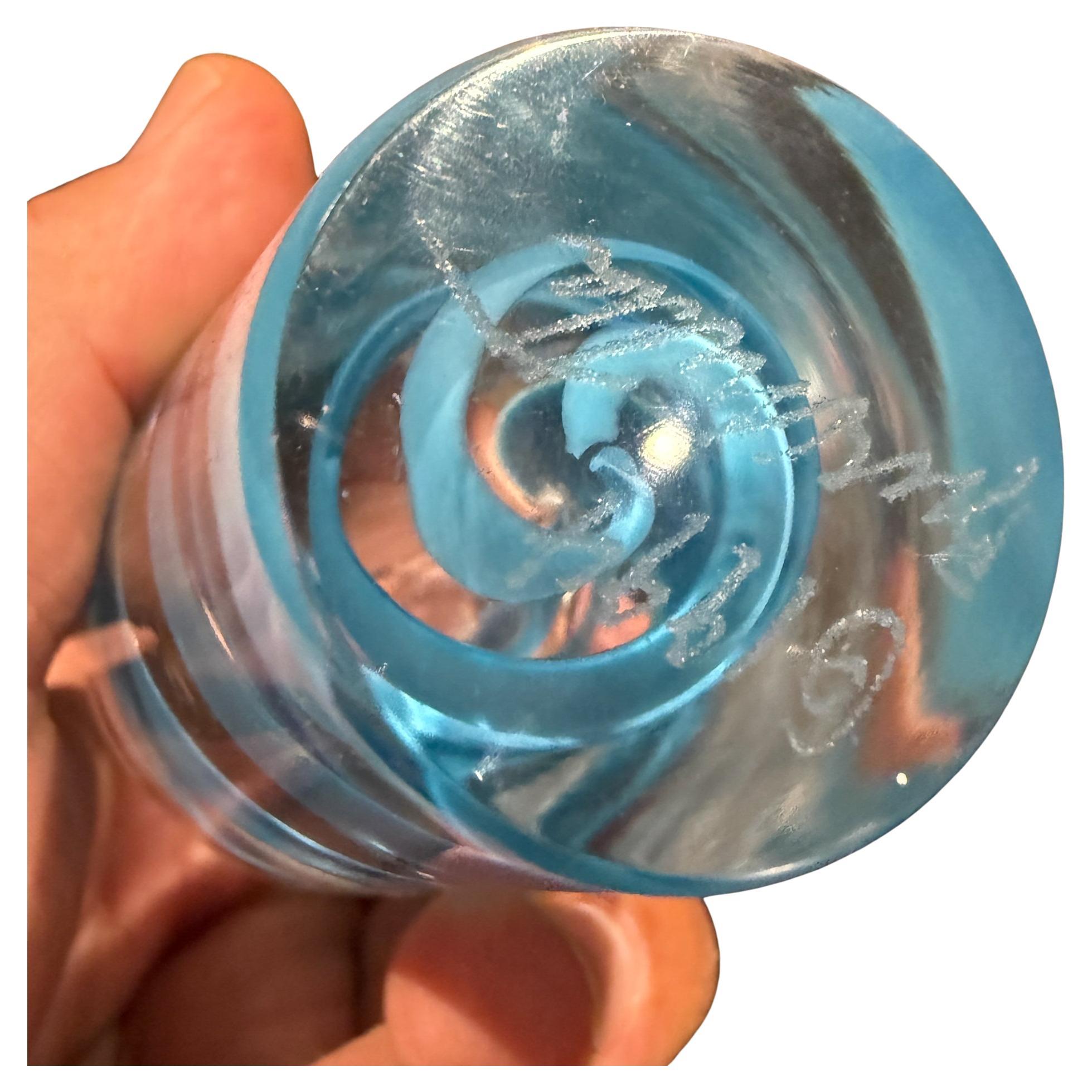 For your consideration, a 1994 blue ribbon Italian art glass Murano swirl vase signed John Burchetta 1994.

Dimensions: 4.25