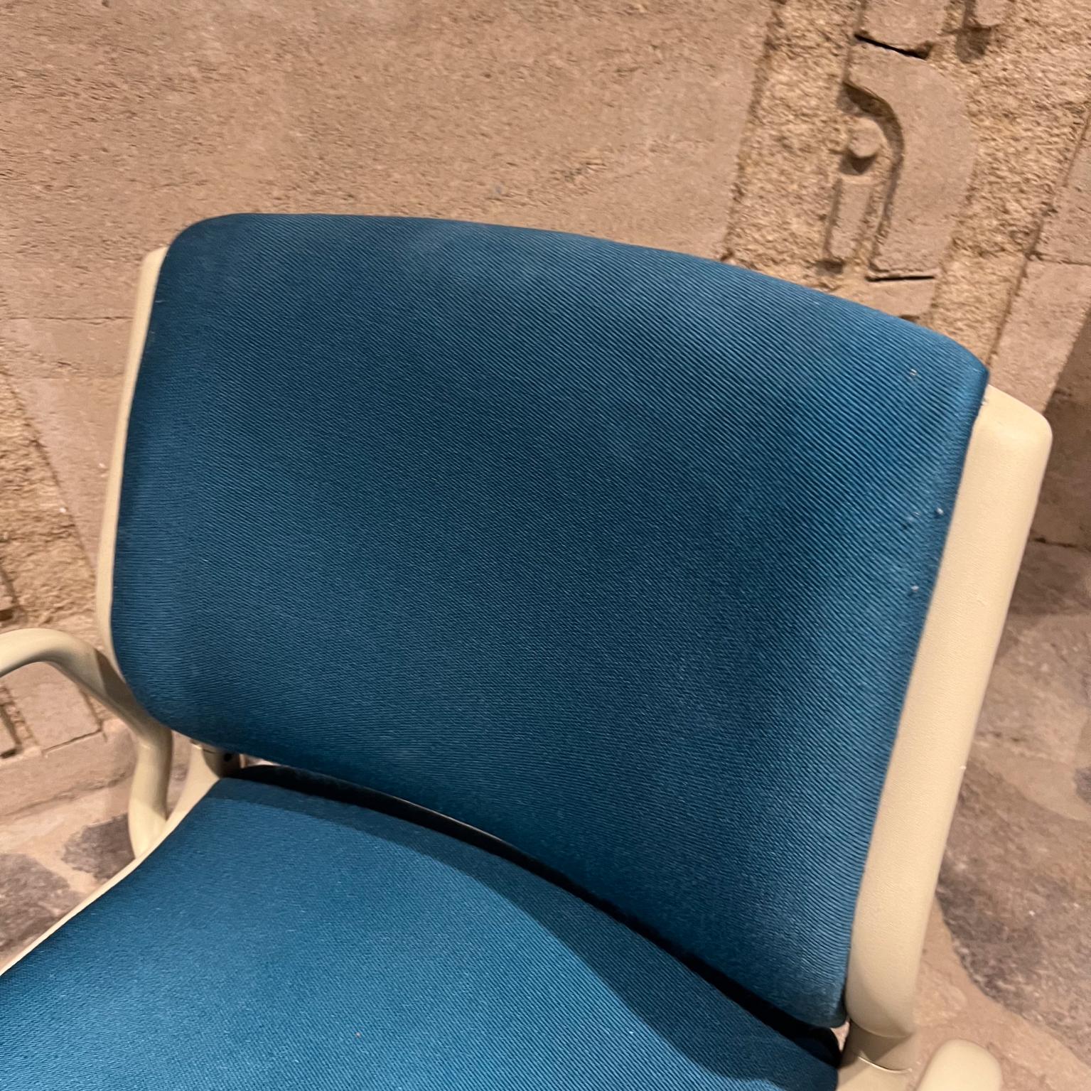 1990s Blue Steelcase Rolling Office Executive Desk Chair For Sale 3