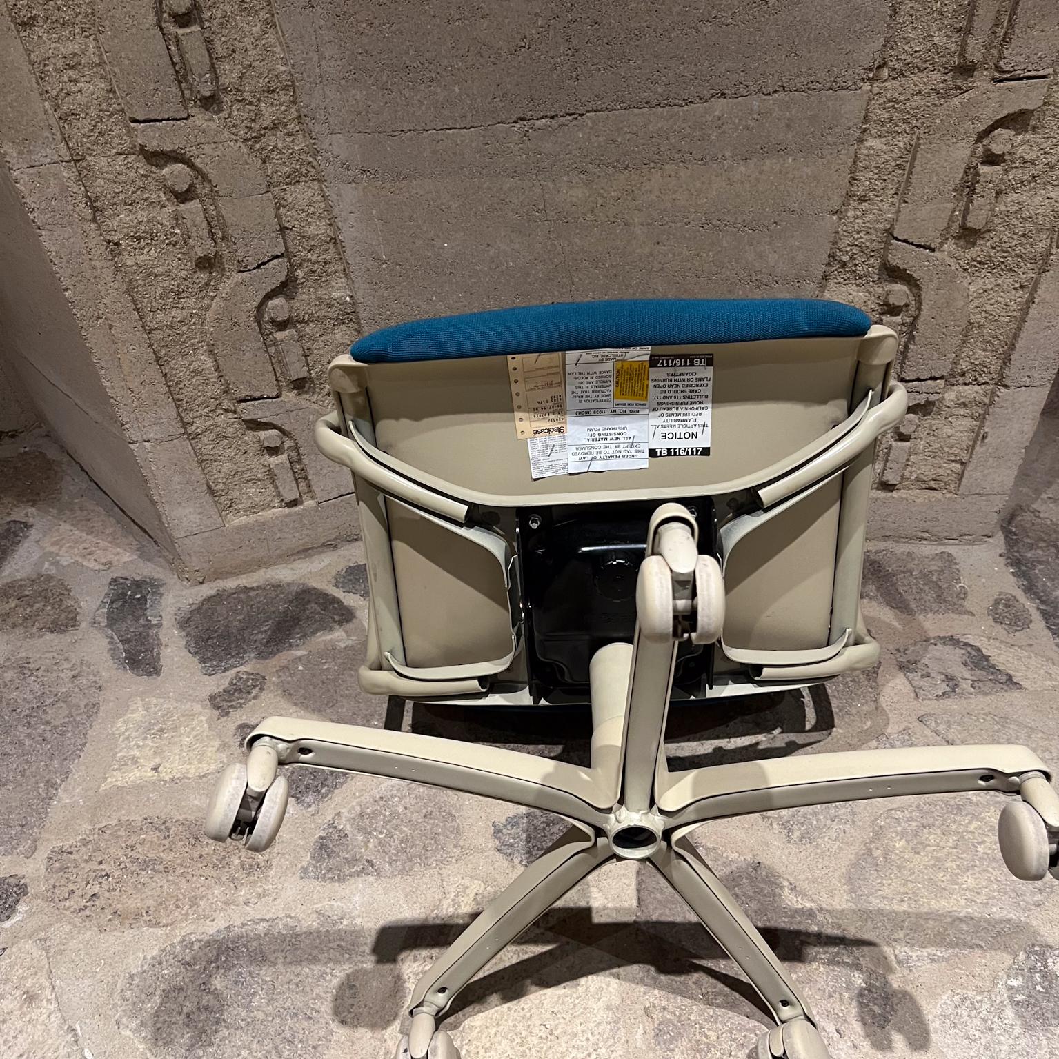 Chaise de bureau à roulettes bleu Steelcase des années 1990 en vente 7