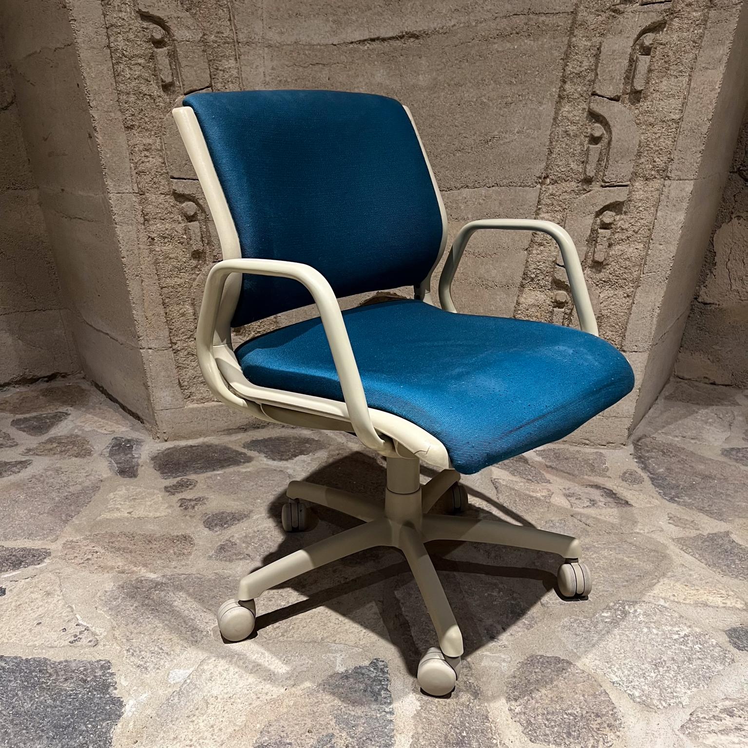 Mid-Century Modern Chaise de bureau à roulettes bleu Steelcase des années 1990 en vente