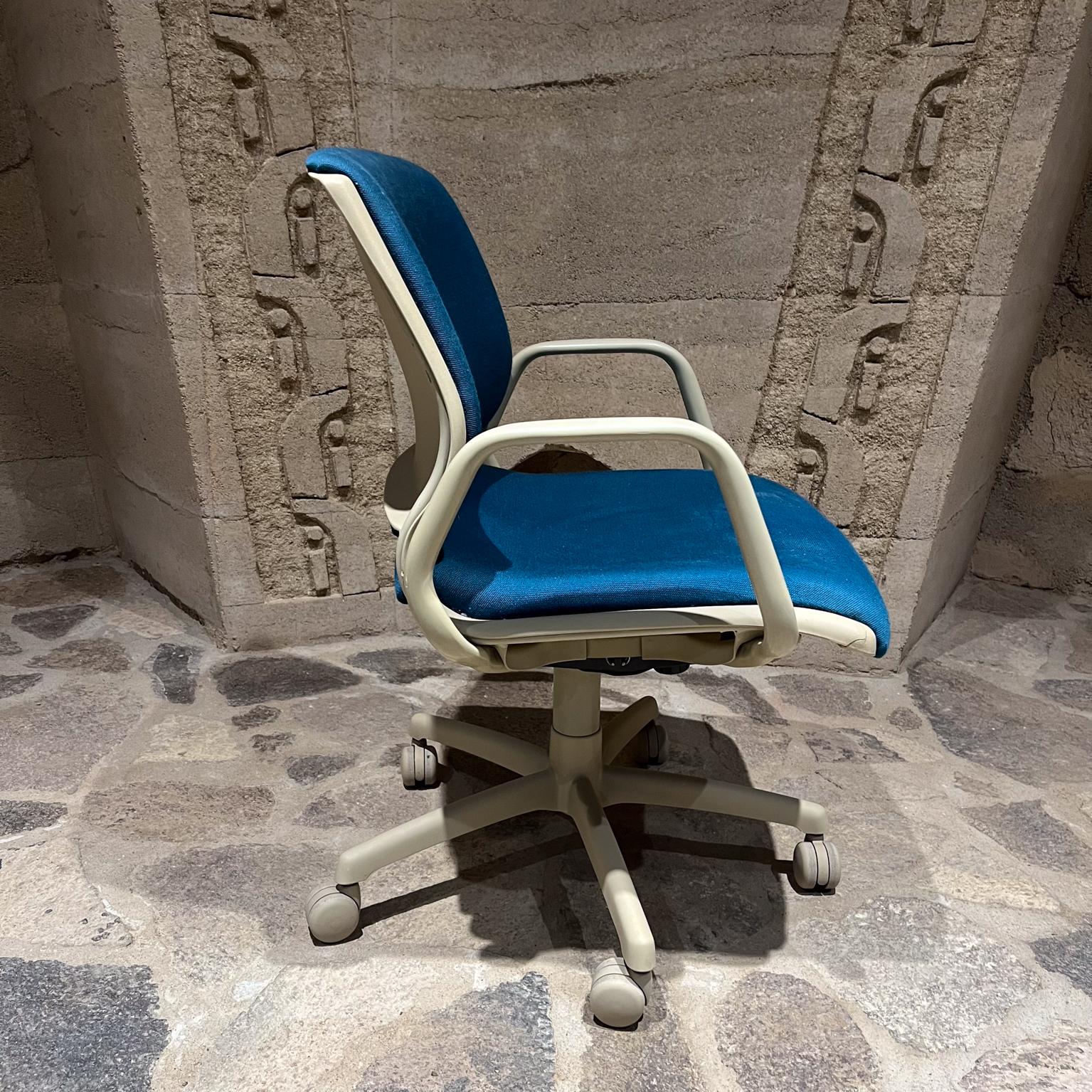 Chaise de bureau à roulettes bleu Steelcase des années 1990 Bon état - En vente à Chula Vista, CA