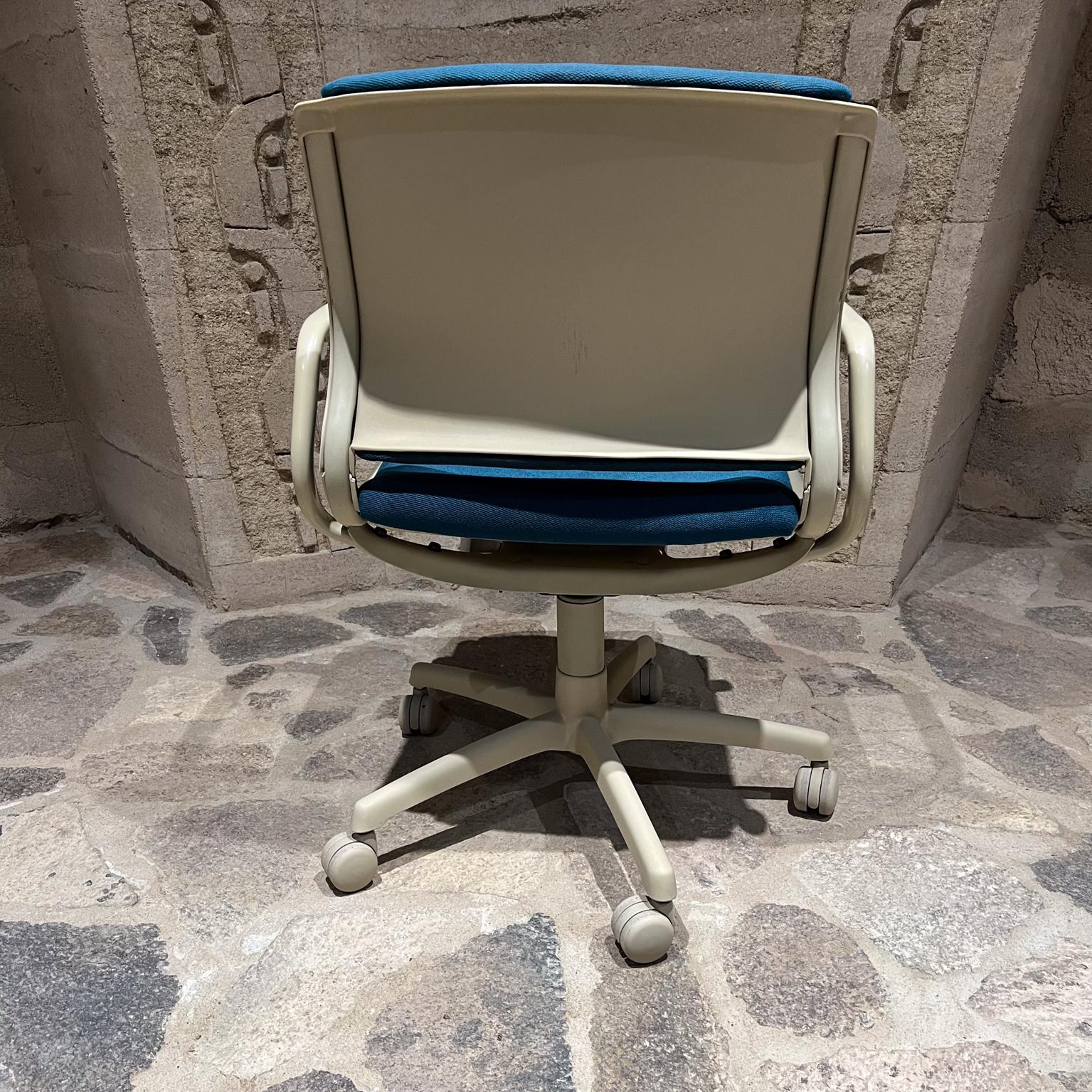 Late 20th Century 1990s Blue Steelcase Rolling Office Executive Desk Chair For Sale