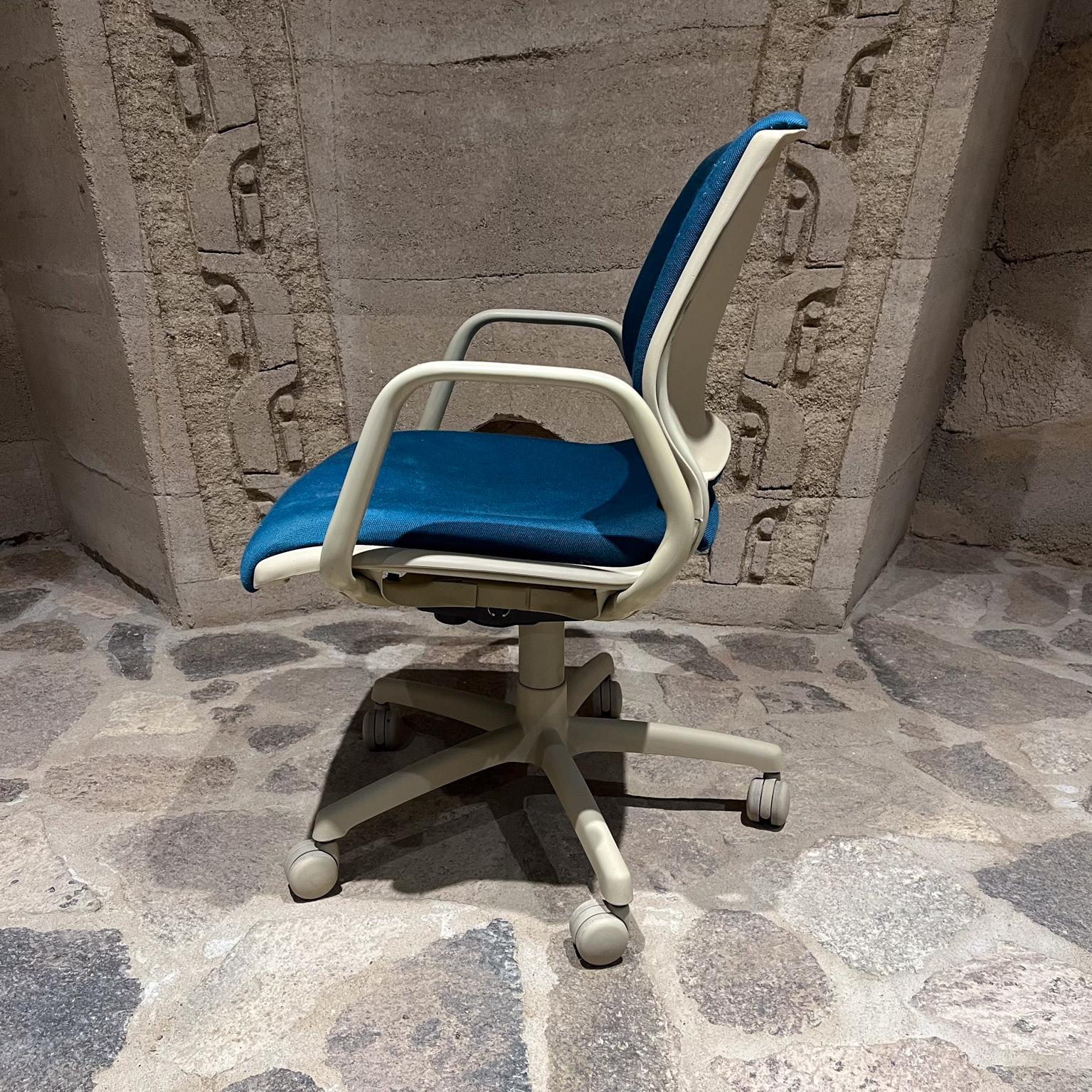 Tissu Chaise de bureau à roulettes bleu Steelcase des années 1990 en vente