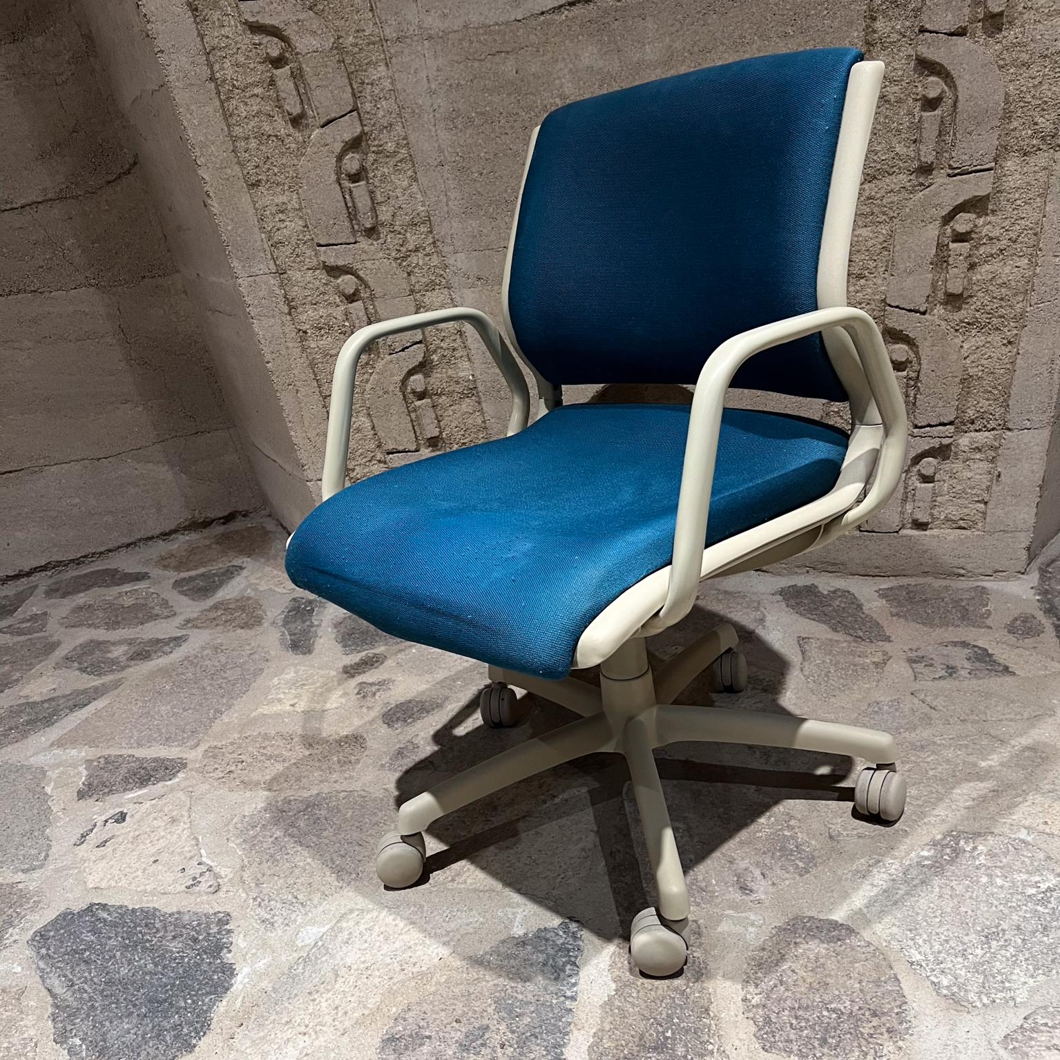 Chaise de bureau à roulettes bleu Steelcase des années 1990 en vente 1