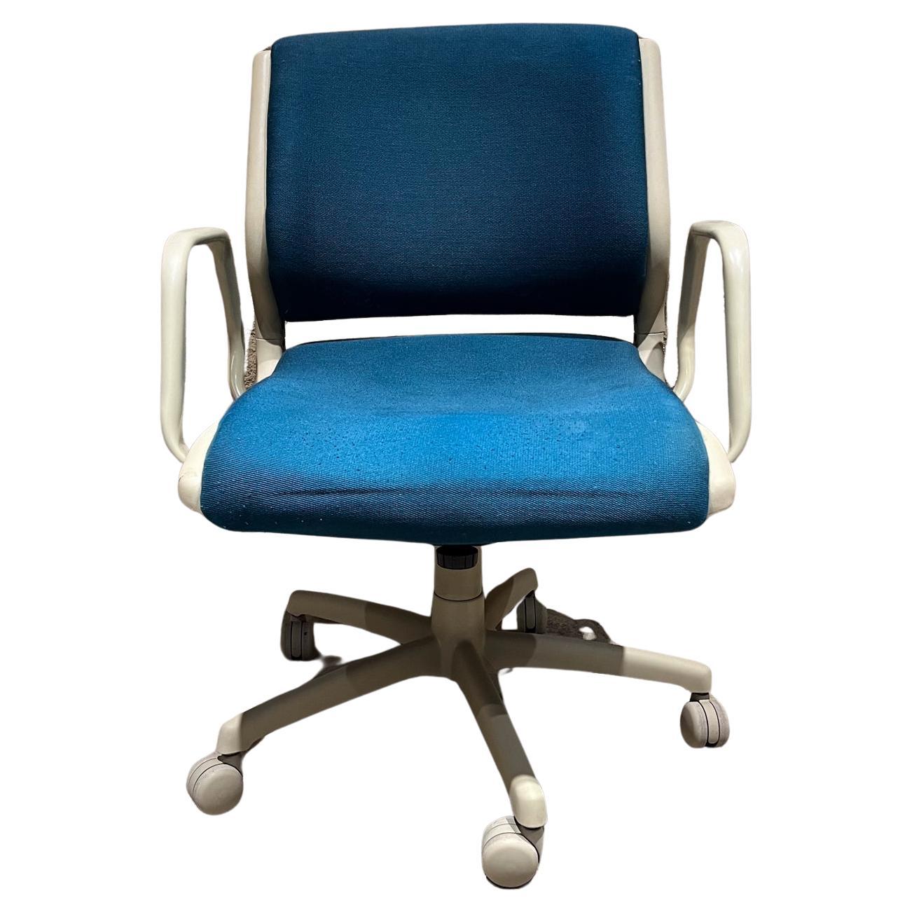 Chaise de bureau à roulettes bleu Steelcase des années 1990 en vente
