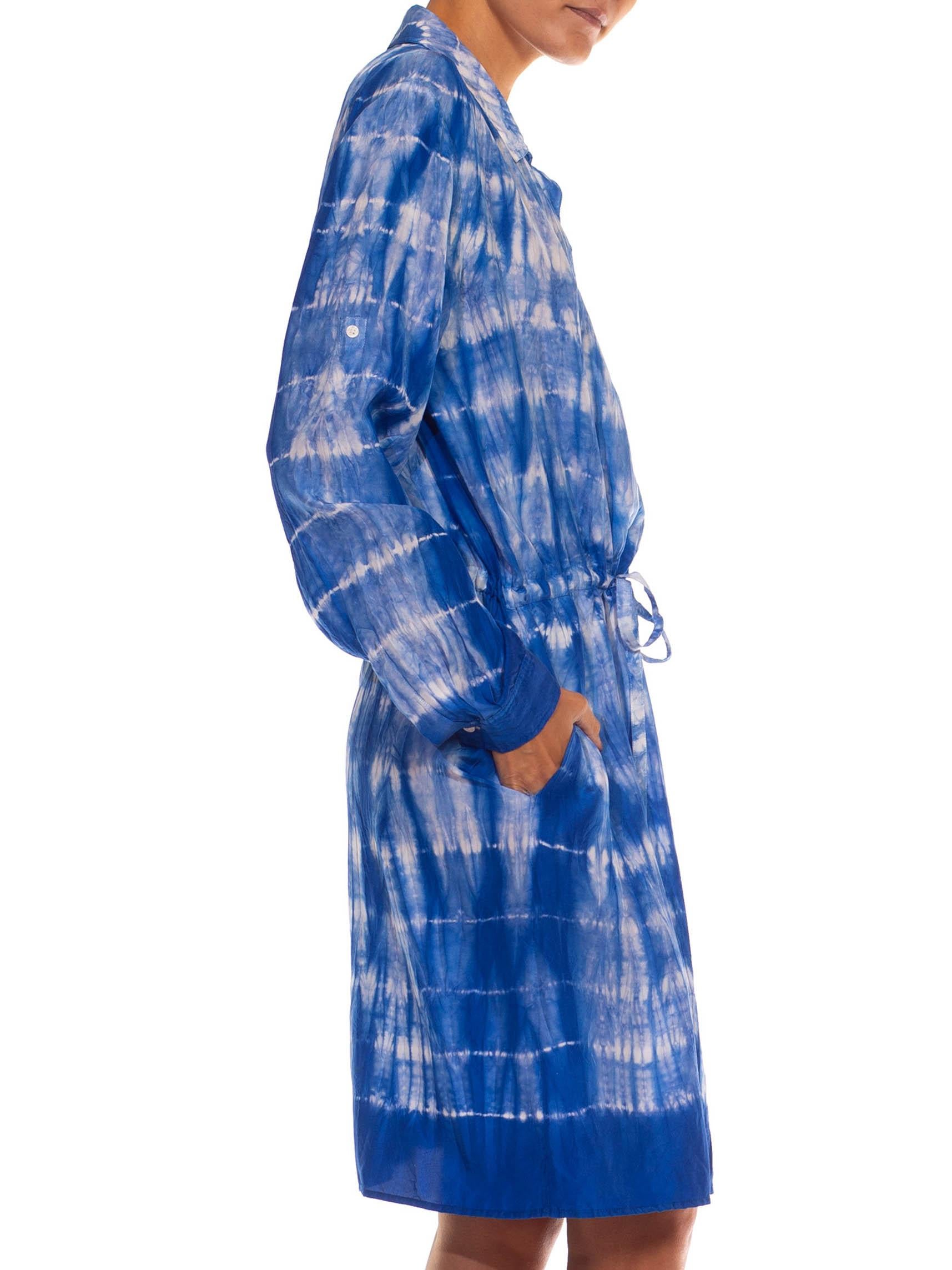 1990er Blau-Weißes Seidenkrawattenkleid 1990er im Zustand „Hervorragend“ in New York, NY
