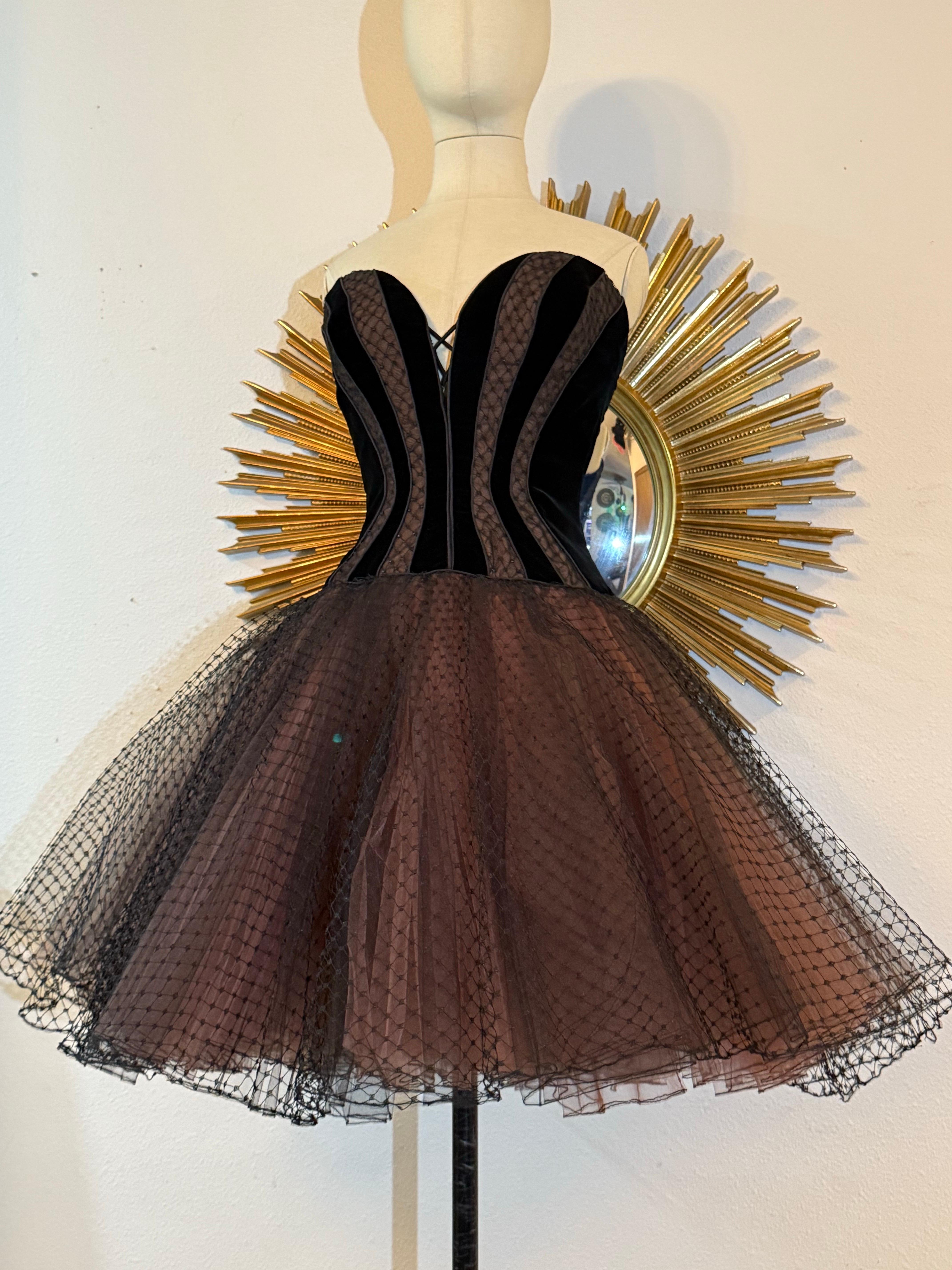 1990 Bob Mackie - Robe corset en tulle et velours inspirée du ballet avec jupe tutu : Une robe fabuleuse du légendaire costumier américain Mackie ! Le bustier est fortement désossé et structuré avec du velours passepoilé et des bandes de tulle à