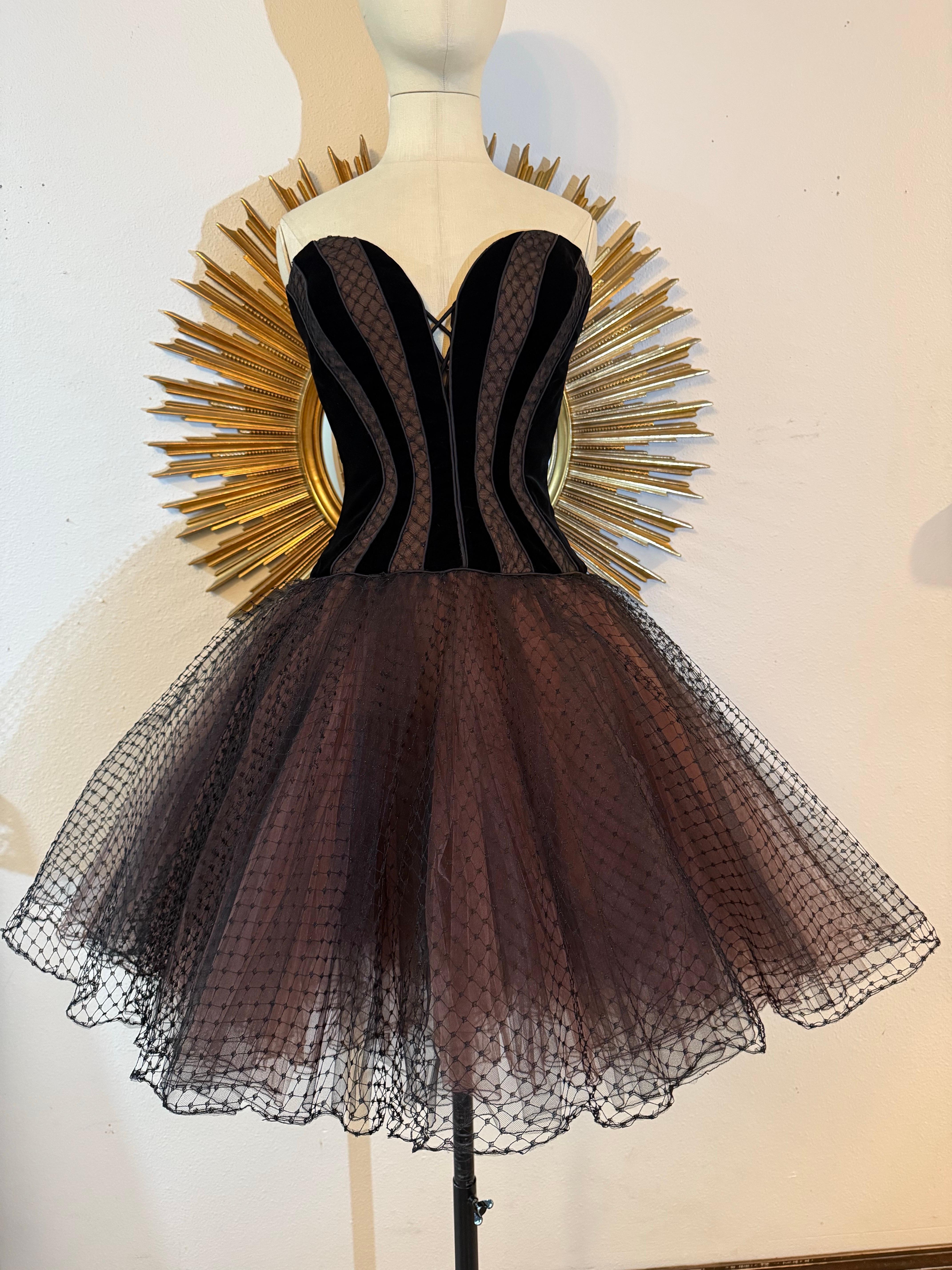 Noir 1990 Bob Mackie Ballet-Inspired Tulle and Velvet Corset Dress w Full Tutu Skirt (Robe corset en tulle et velours inspirée du ballet) en vente