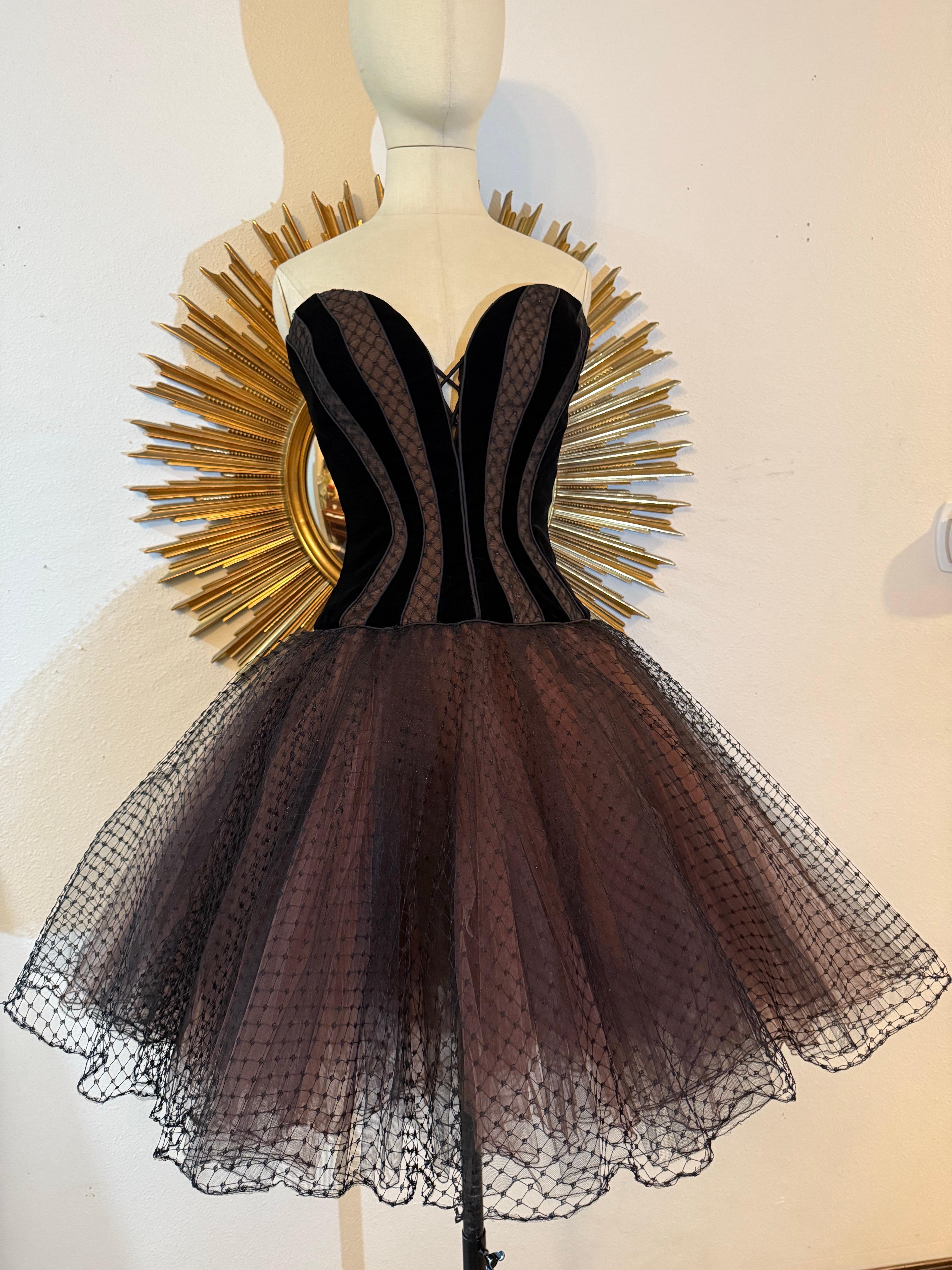 1990 Bob Mackie Ballet-Inspired Tulle and Velvet Corset Dress w Full Tutu Skirt (Robe corset en tulle et velours inspirée du ballet) Neuf - En vente à Gresham, OR