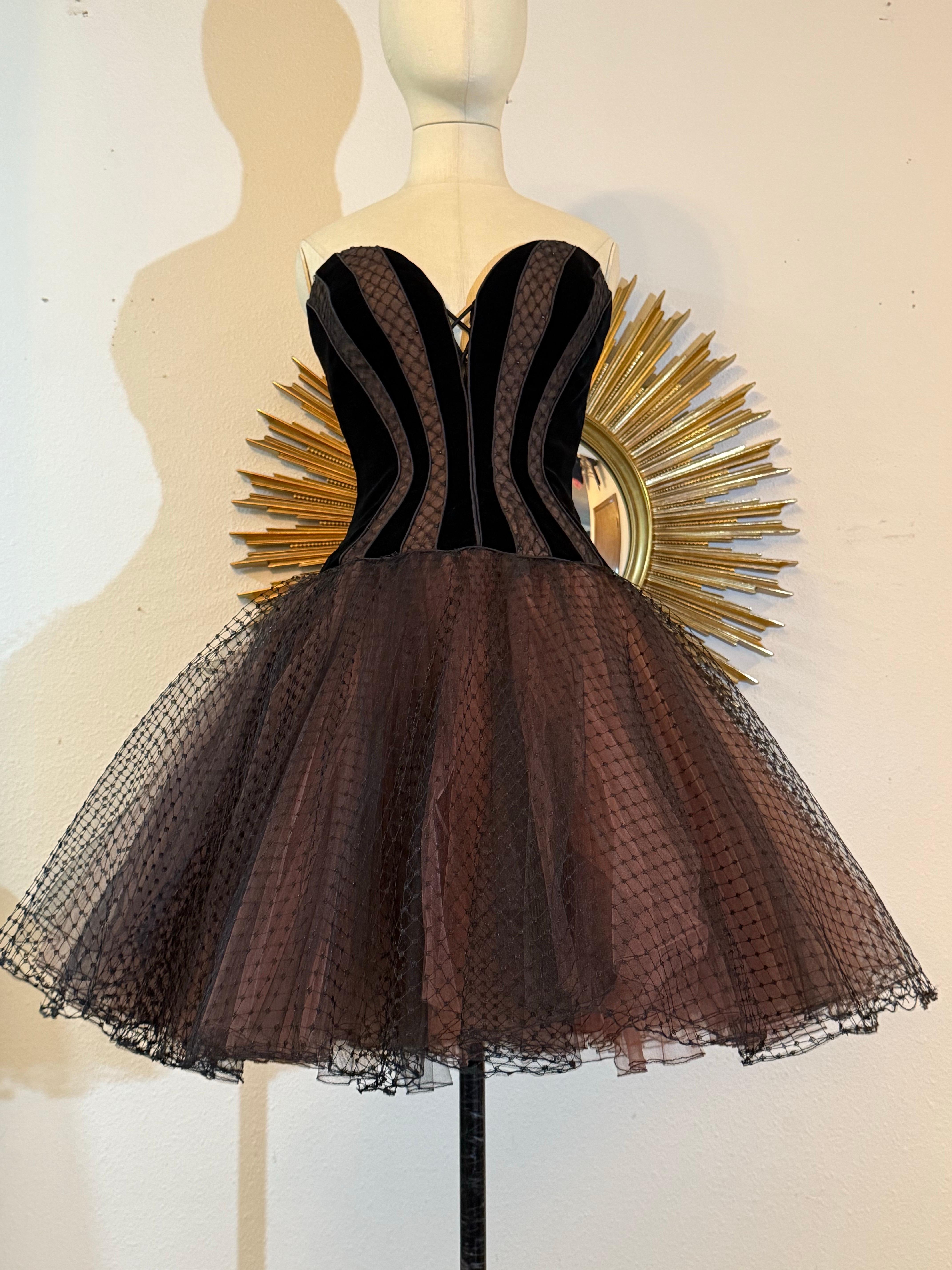 1990 Bob Mackie Ballet-Inspired Tulle and Velvet Corset Dress w Full Tutu Skirt (Robe corset en tulle et velours inspirée du ballet) Pour femmes en vente
