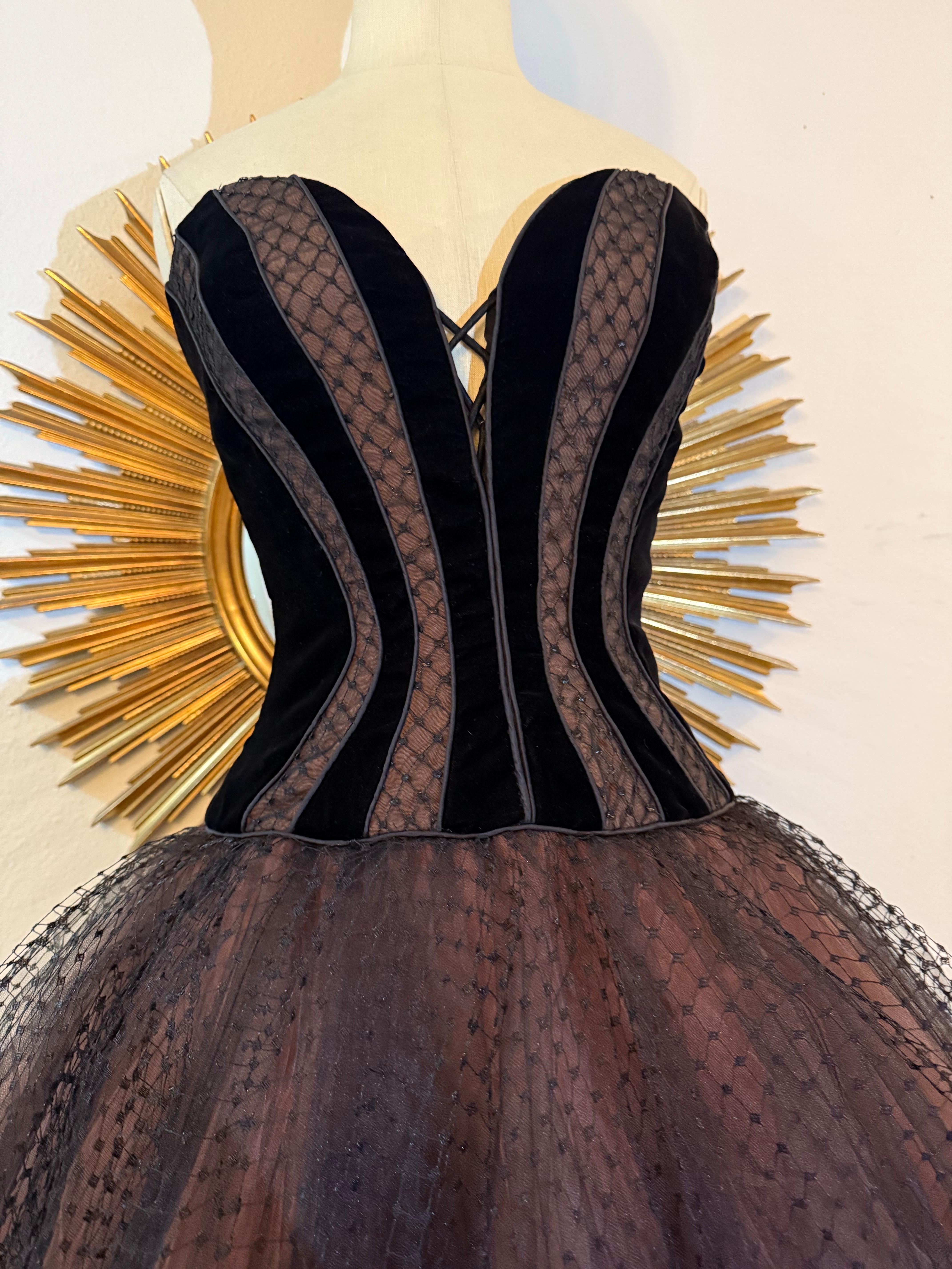 1990 Bob Mackie Ballet-Inspired Tulle and Velvet Corset Dress w Full Tutu Skirt (Robe corset en tulle et velours inspirée du ballet) en vente 1