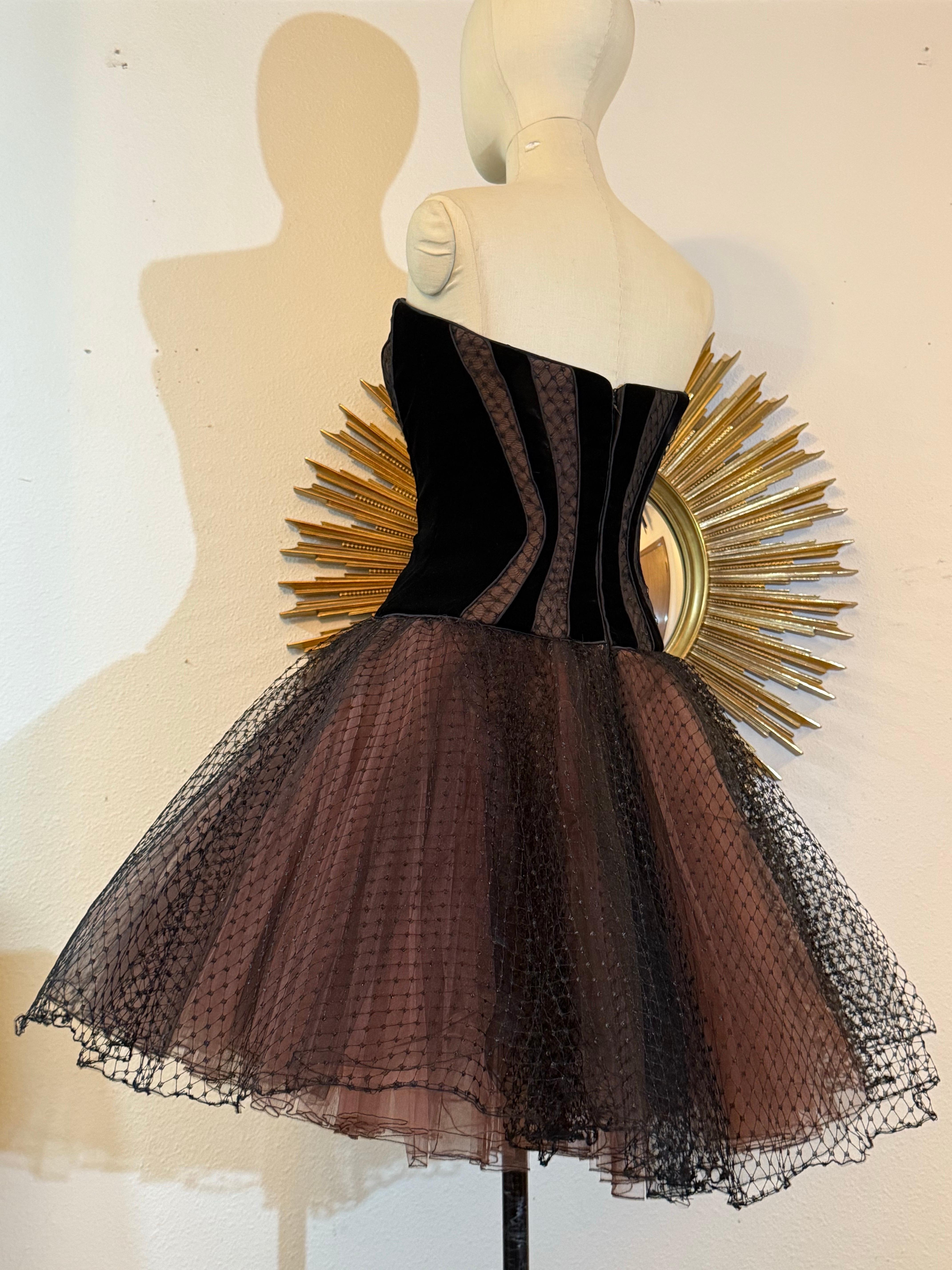 1990 Bob Mackie Ballet-Inspired Tulle and Velvet Corset Dress w Full Tutu Skirt (Robe corset en tulle et velours inspirée du ballet) en vente 4