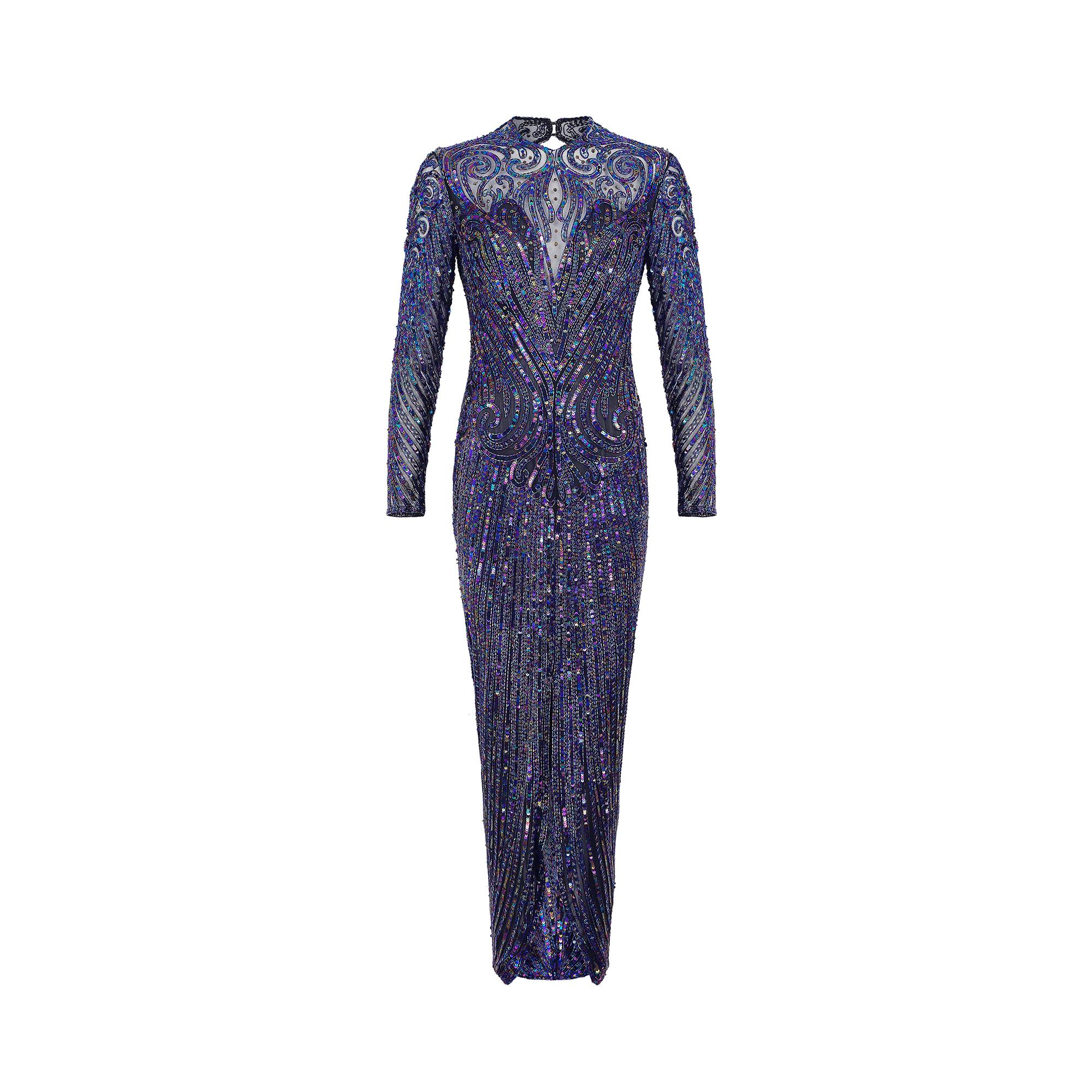 Fabuloso vestido Bob Mackie largo y totalmente adornado con lentejuelas iridiscentes azul noche y cuentas de corneta. De principios de la década de 1990, el escote es alto y el cuello y el corpiño están extremadamente detallados con un panel de