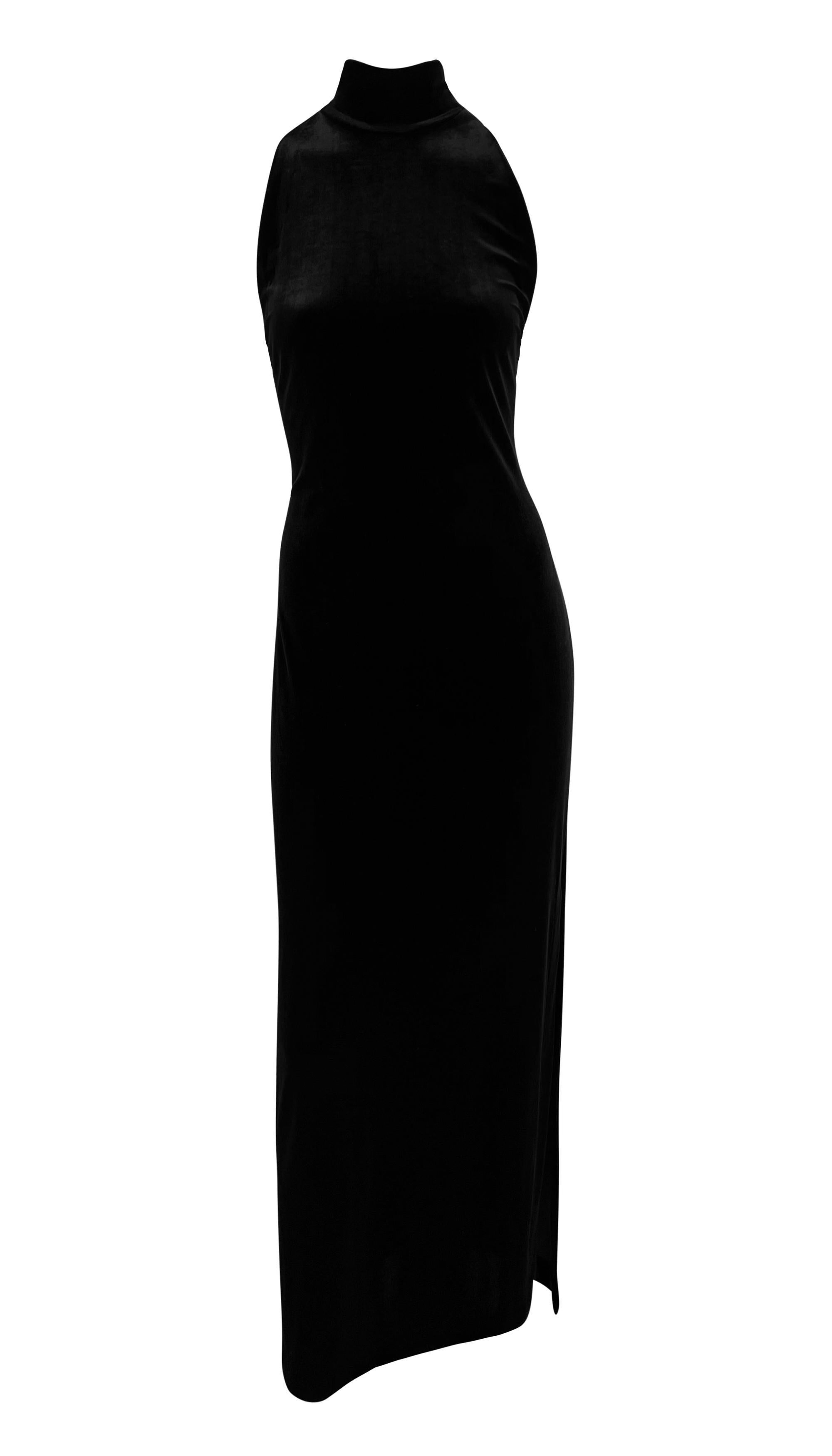 Dagli anni '90, questo set di Bob Mackie in velluto nero è composto da uno splendido abito senza maniche in velluto nero e da una giacca bolero abbinata con rifiniture in piume di struzzo. L'abito lungo fino al pavimento aderisce perfettamente al