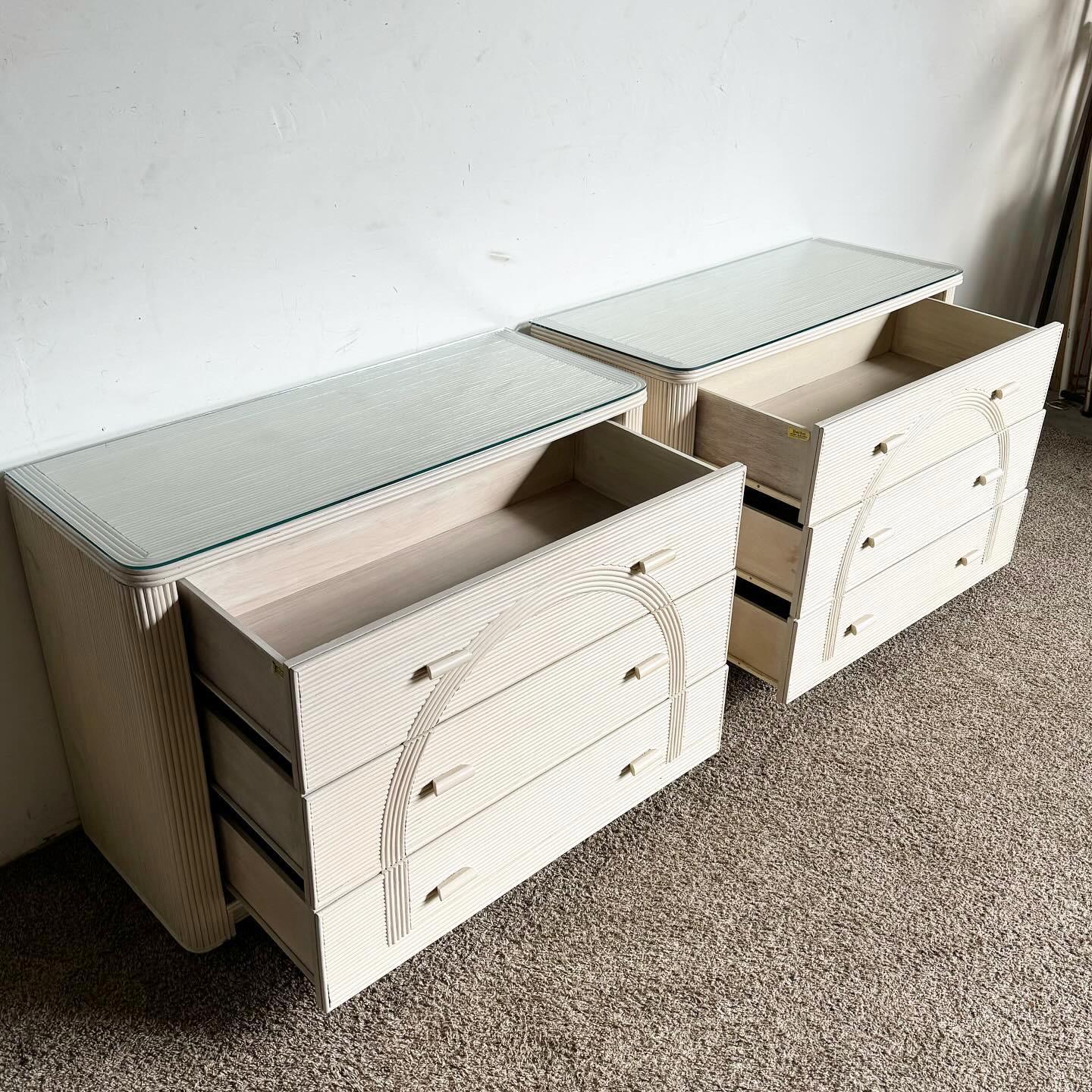 1990s Boho Chic Pencil Reed Glass Top Chests of Drawers - a Pair In Good Condition For Sale In Delray Beach, FL