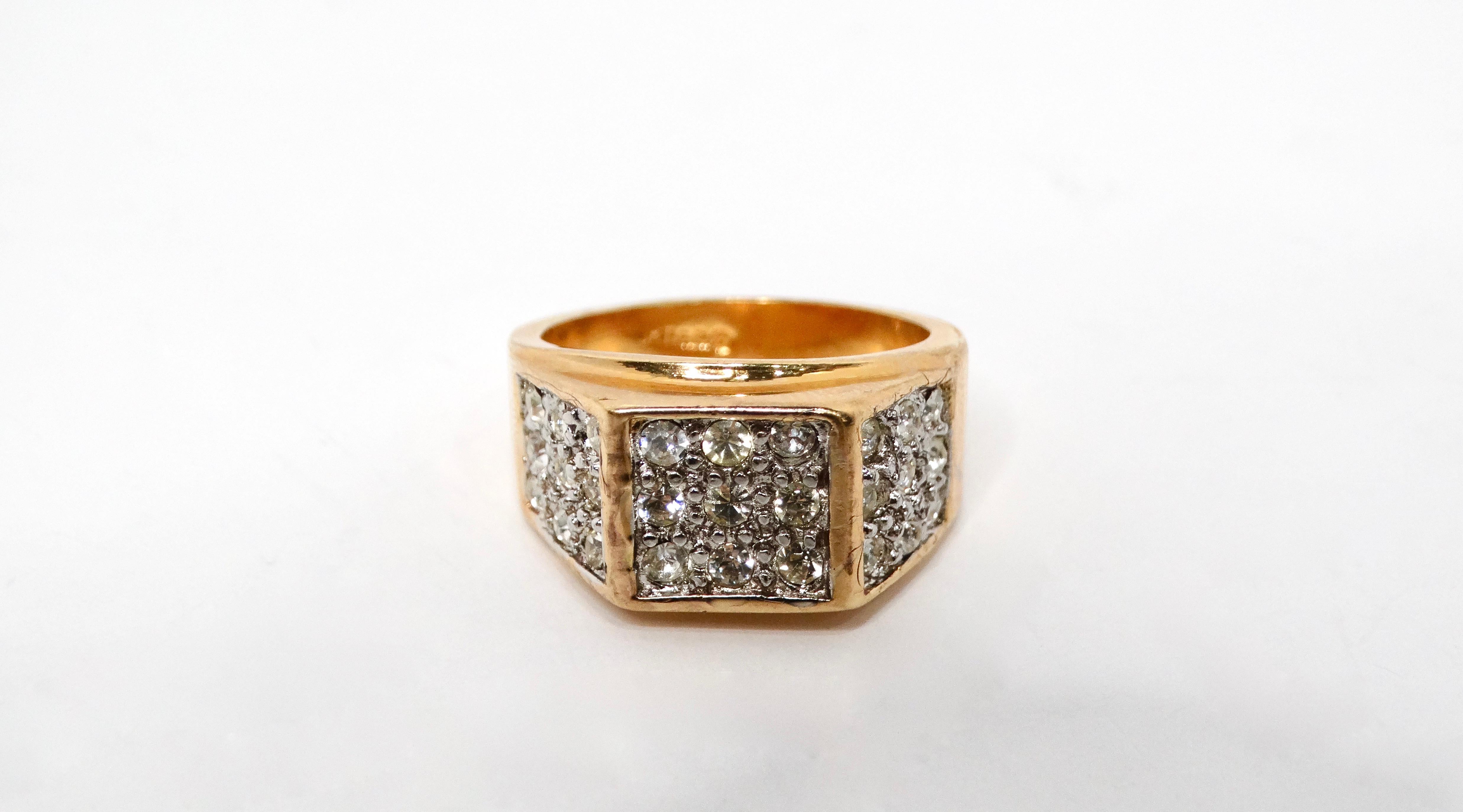 Eleva tu juego de accesorios con este impresionante Anillo de Cóctel con Cristales Incrustados chapado en Oro de 18k de los años 90. Su llamativa forma cuadrada, caracterizada por sus dos bordes lisos, remite a la atrevida estética de diseño de la
