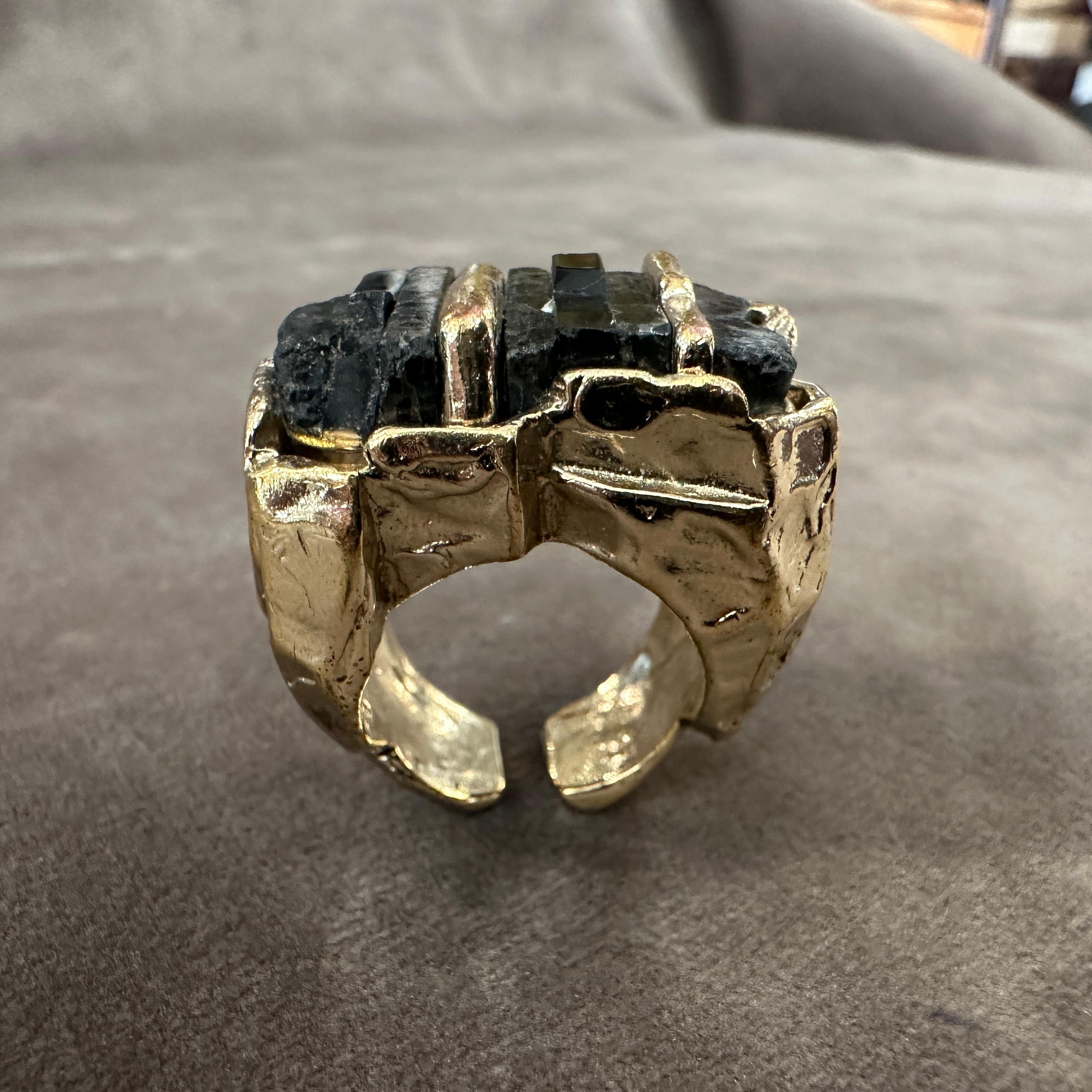 Moderno Anello da cocktail scolpito in ottone e pietra nera del 1990 di Roberto Cavalli in vendita