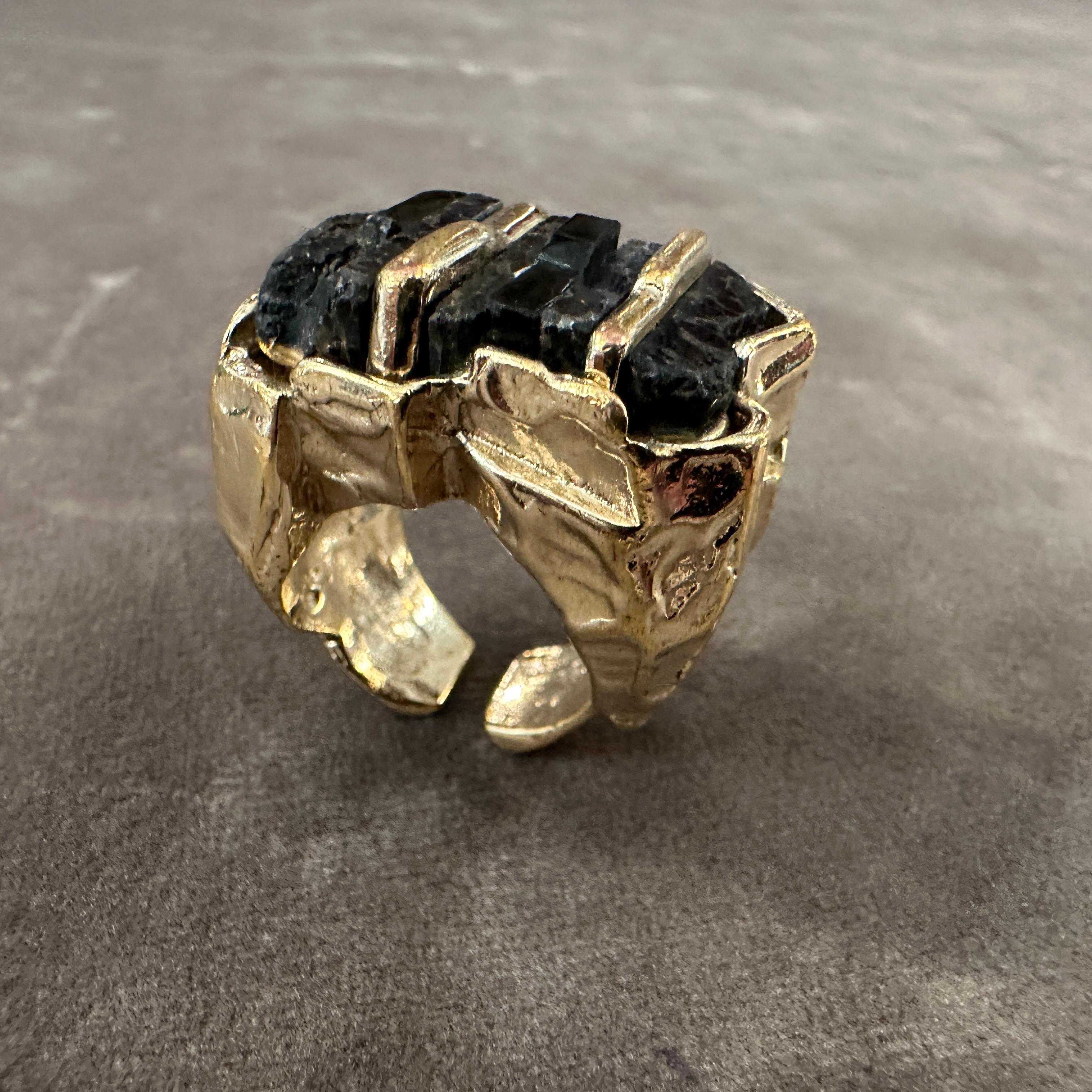 da uomo o donna Anello da cocktail scolpito in ottone e pietra nera del 1990 di Roberto Cavalli in vendita