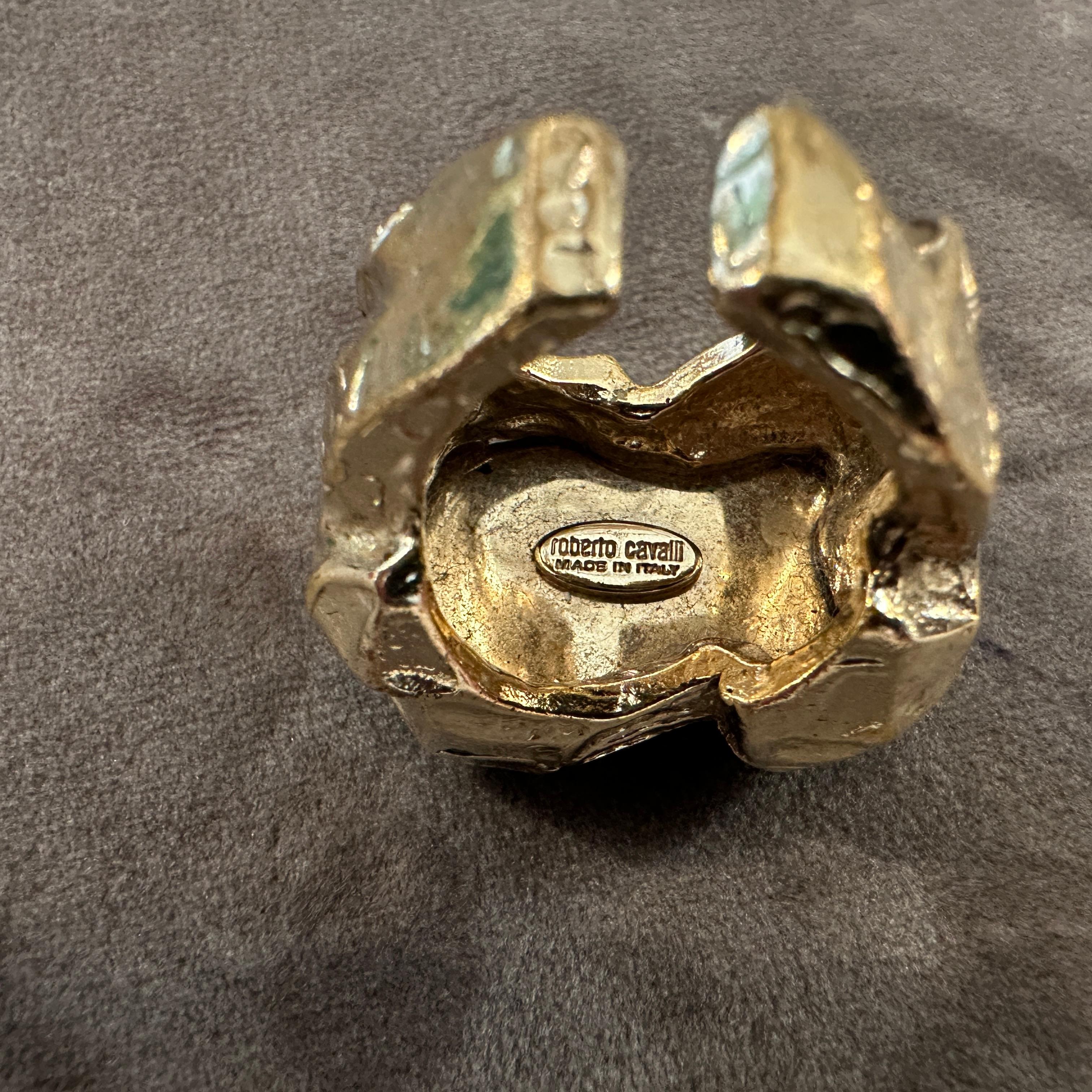 Anello da cocktail scolpito in ottone e pietra nera del 1990 di Roberto Cavalli in vendita 1