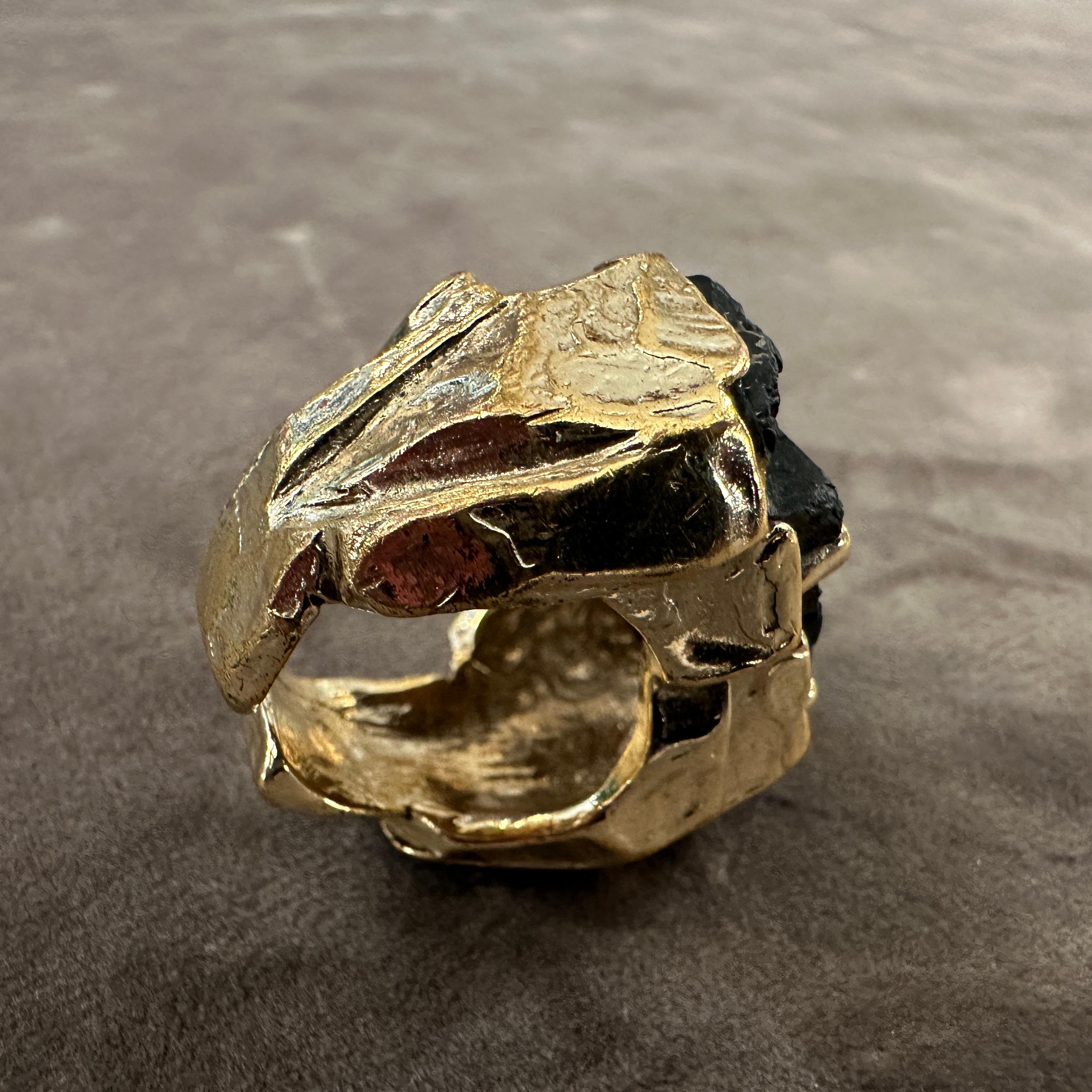 Anello da cocktail scolpito in ottone e pietra nera del 1990 di Roberto Cavalli in vendita 4