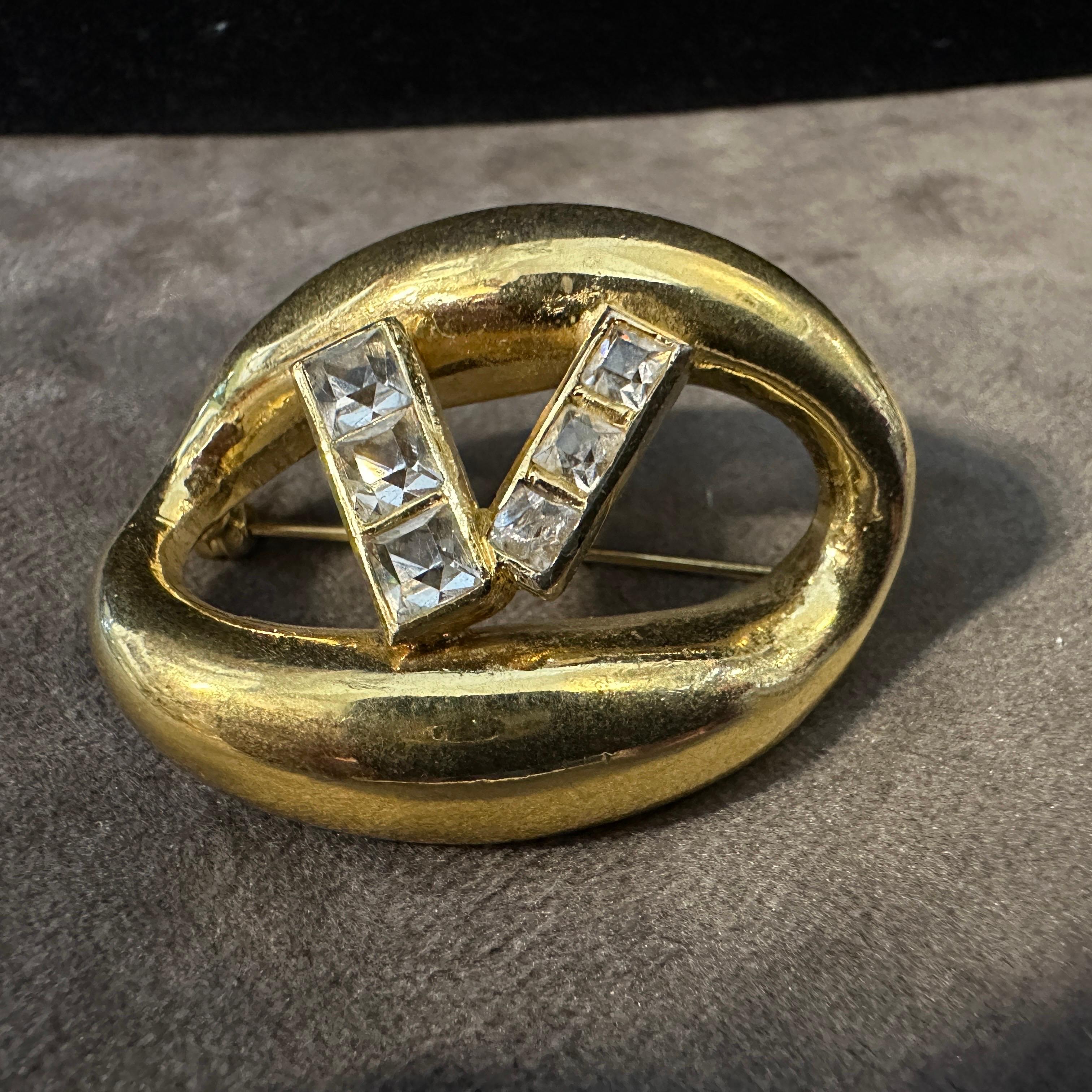 Moderne Broche logo en laiton et strasss de Valentino, années 1990 en vente