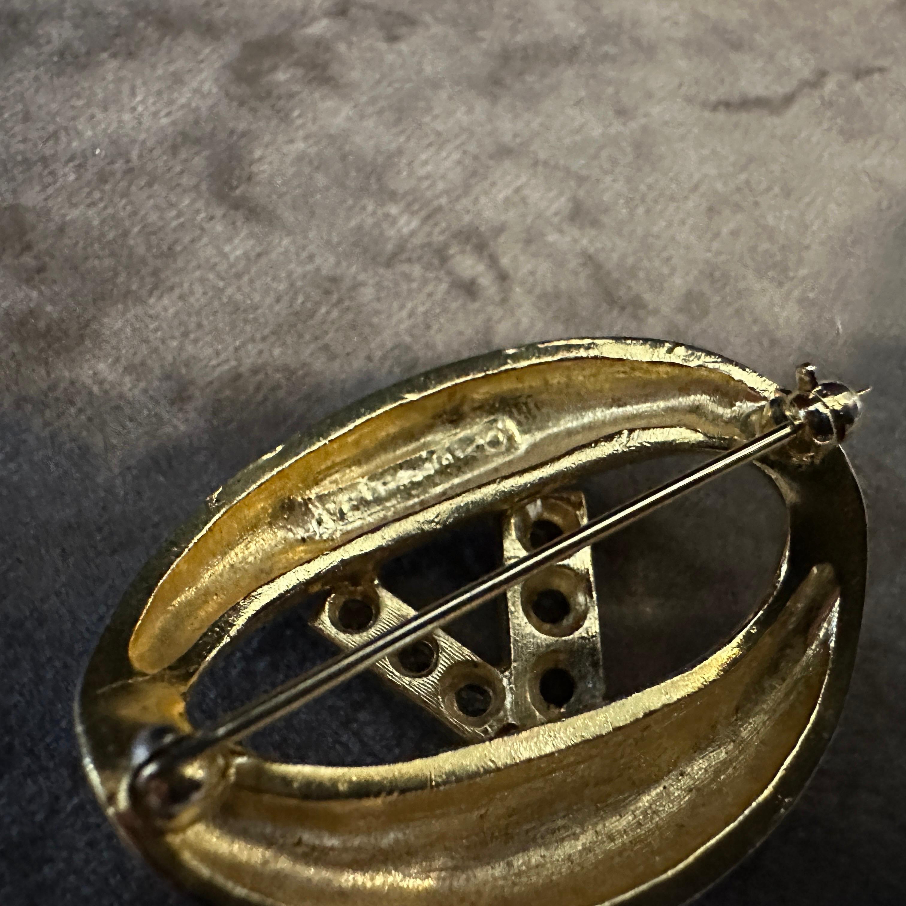 Broche logo en laiton et strasss de Valentino, années 1990 Pour hommes en vente