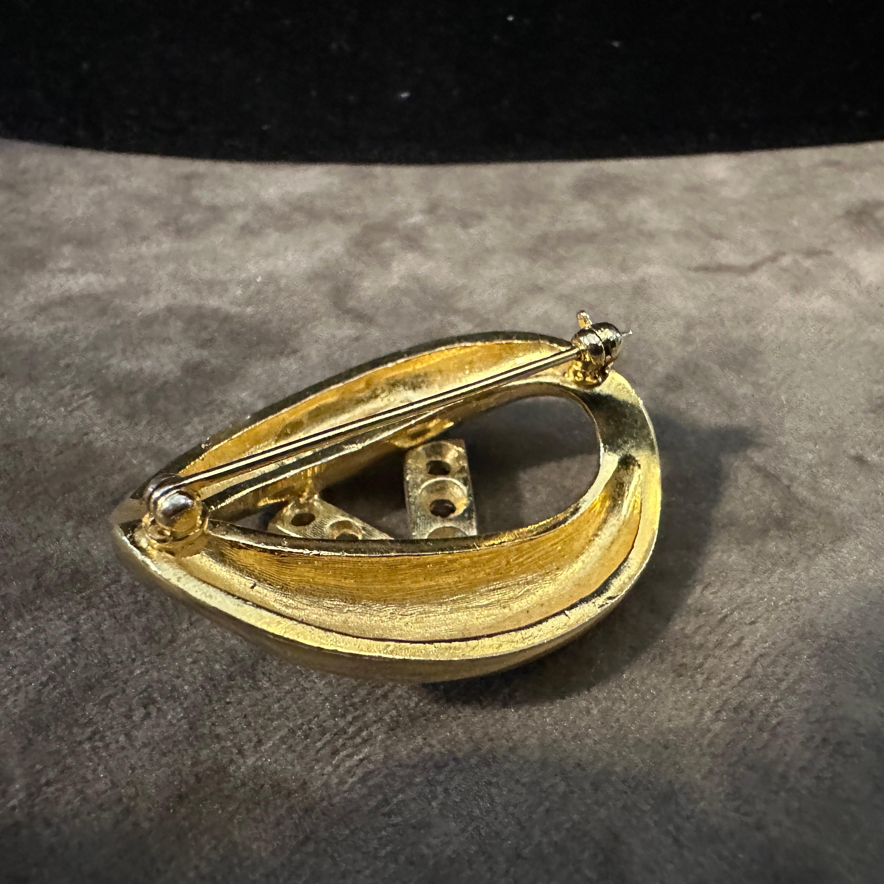 Broche logo en laiton et strasss de Valentino, années 1990 en vente 1