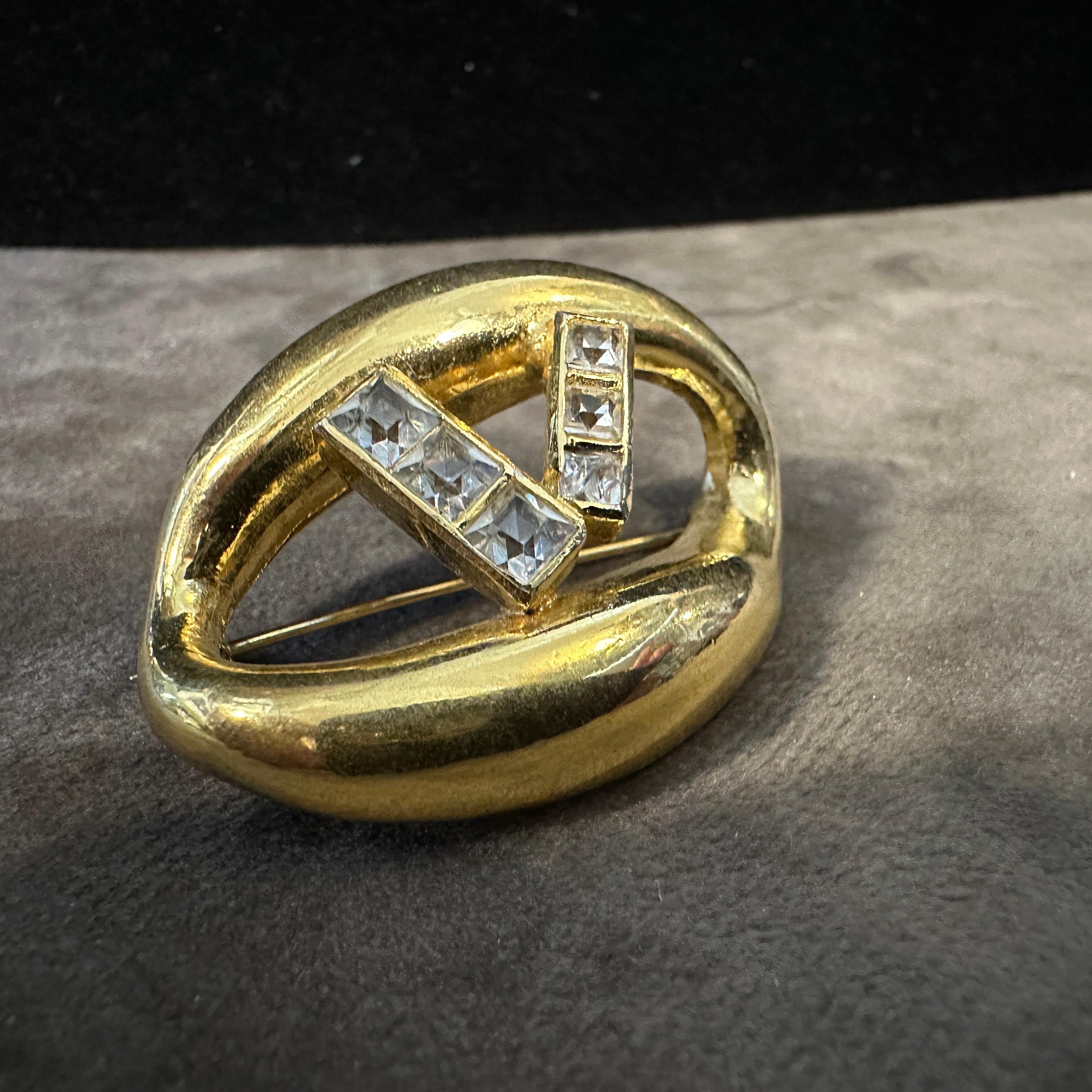 Broche logo en laiton et strasss de Valentino, années 1990 en vente 2