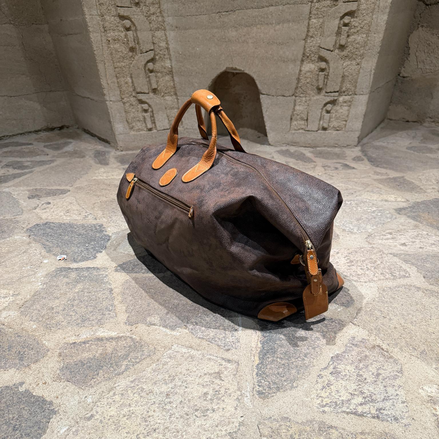 1990er handgefertigte Reisetasche Cargo Life Tasche aus italienischem Leder Bric's Italy
Bric's Life Cargo Braun Duffle Weekender Leinwand Carry-on Tote 
Hergestellt in Italien
ungefähr 32 / 24 x 10,5 B x 14 
Gebrauchter Vintage-Zustand. Das