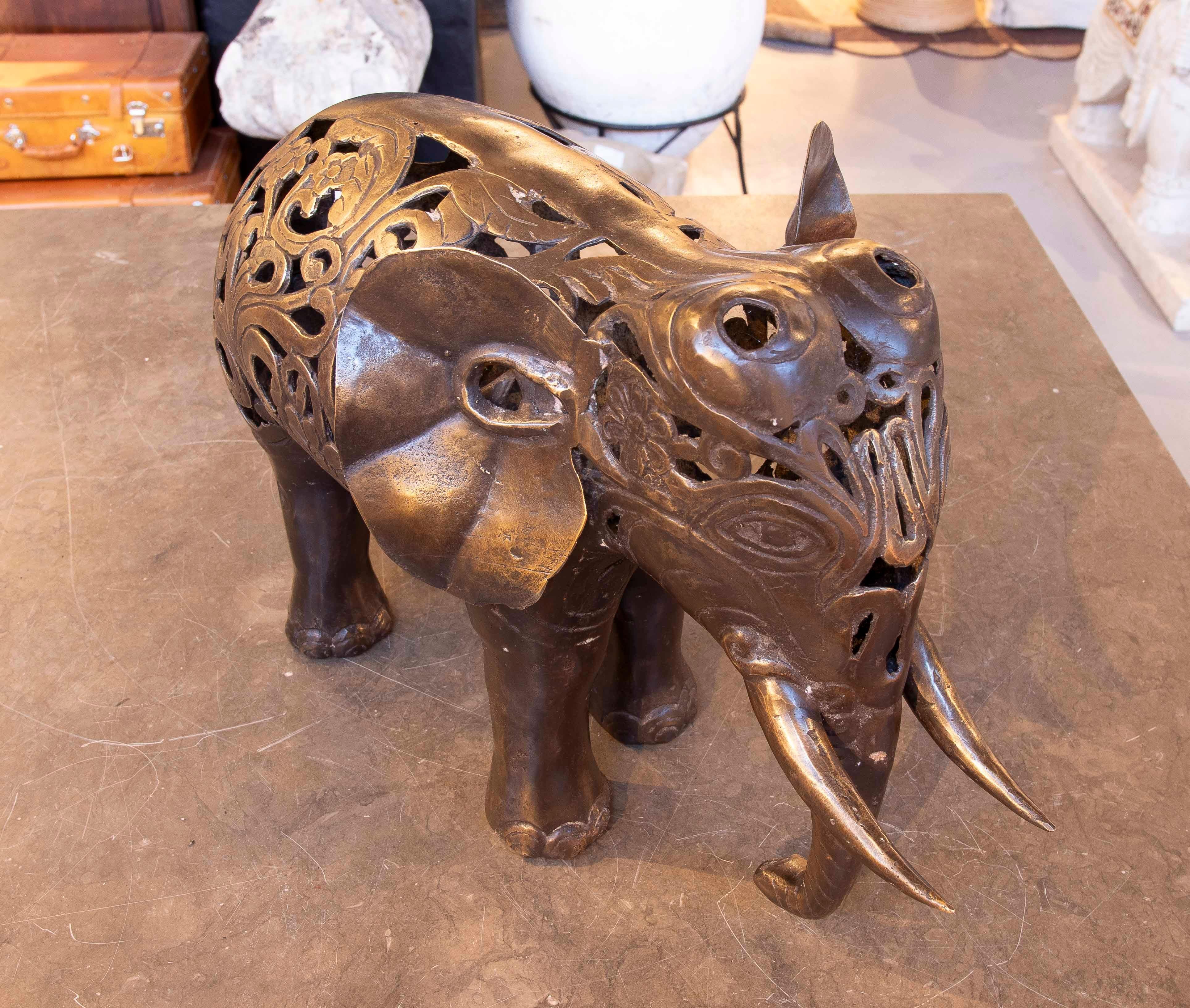 Sculpture d'éléphant des années 1990 avec motif filigrane et ornement en vente 4