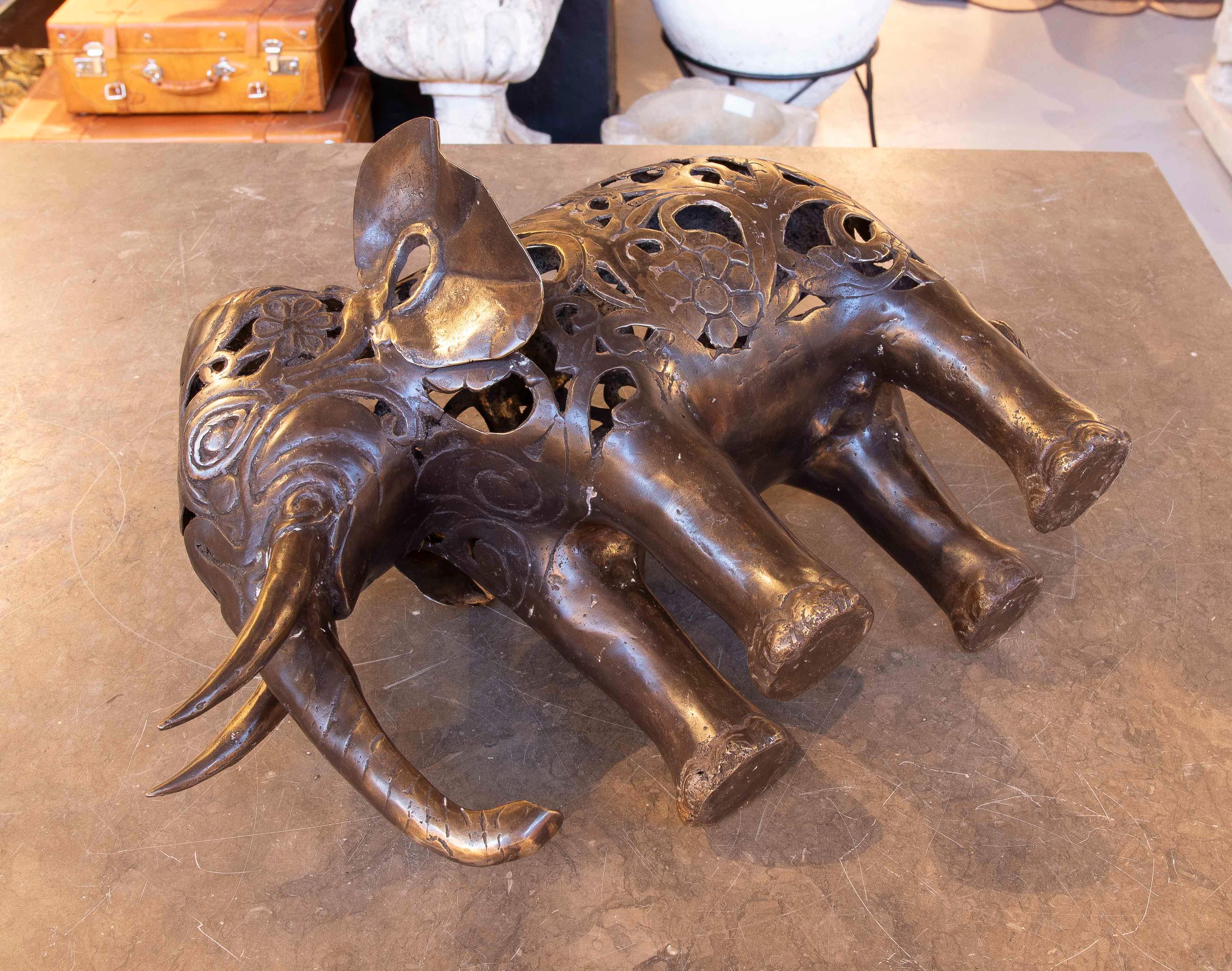 Sculpture d'éléphant des années 1990 avec motif filigrane et ornement en vente 5