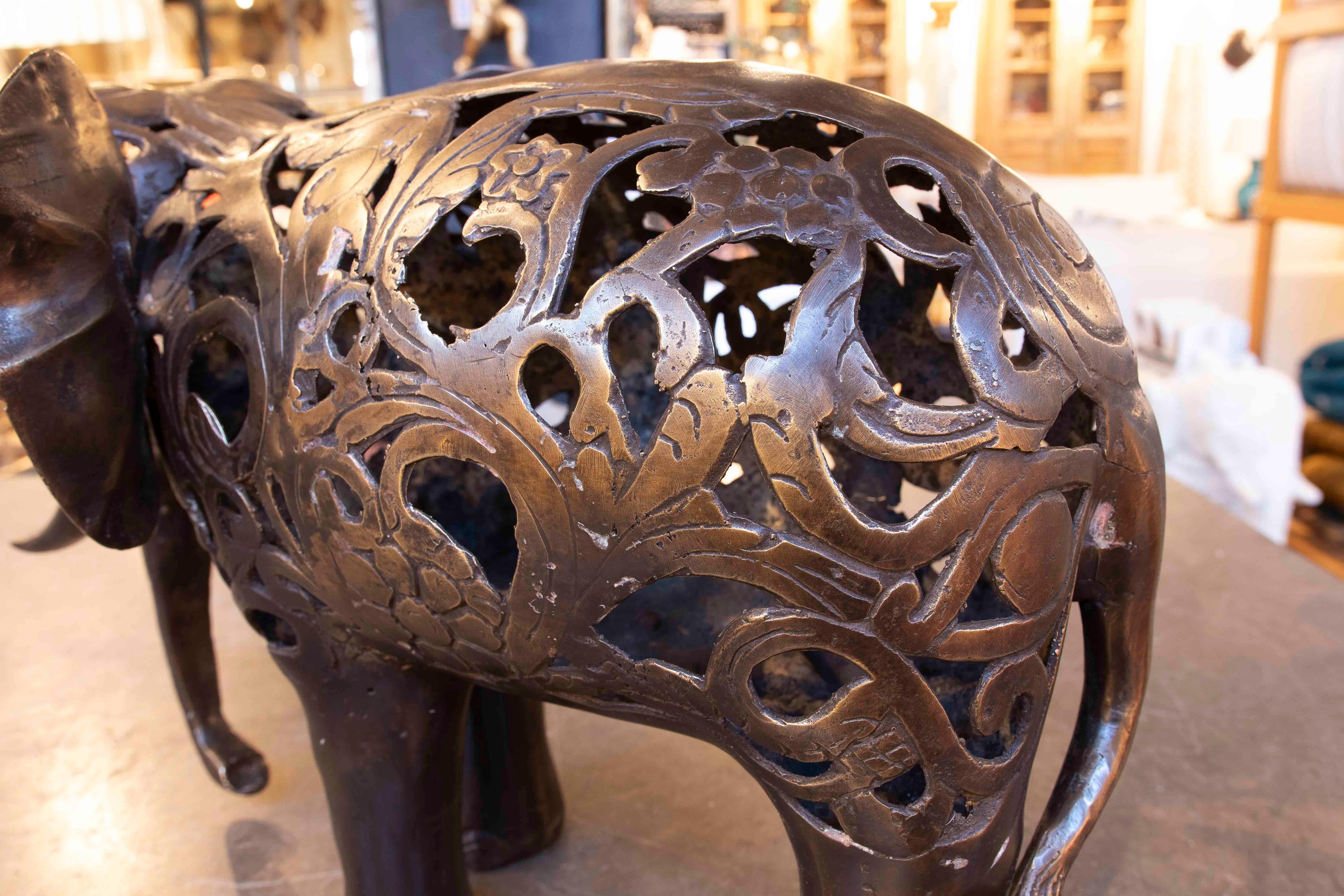 Sculpture d'éléphant des années 1990 avec motif filigrane et ornement en vente 6