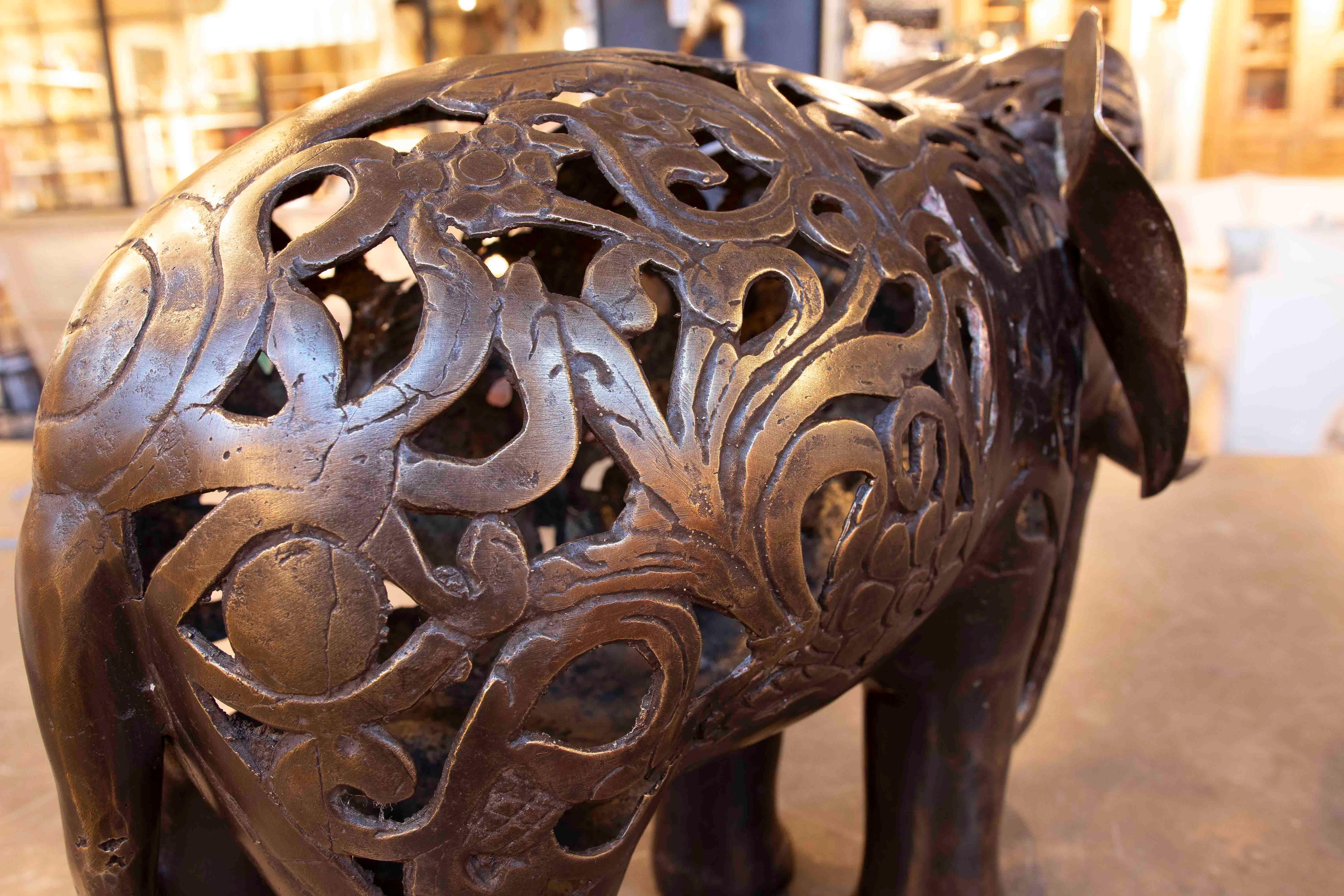 Sculpture d'éléphant des années 1990 avec motif filigrane et ornement en vente 8