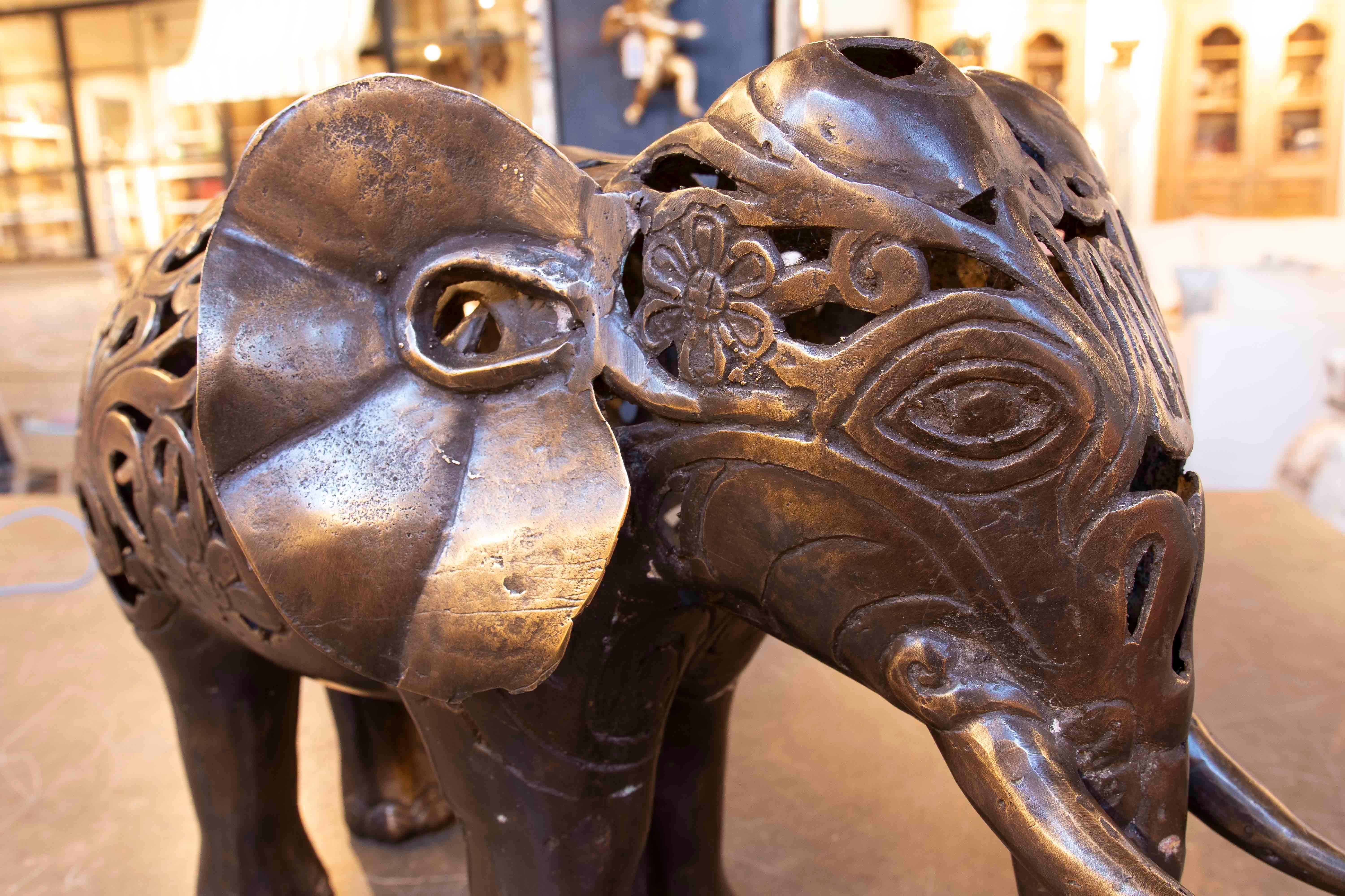 Sculpture d'éléphant des années 1990 avec motif filigrane et ornement en vente 9